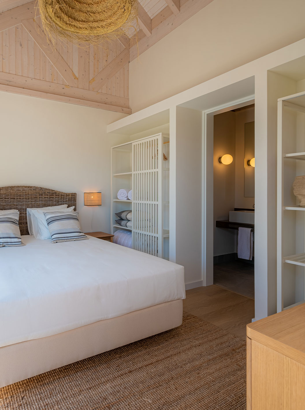 La Standard Villa (2 adultes) du Pestana Comporta Village Residences dispose d'une chambre avec un lit double et une décoration simple