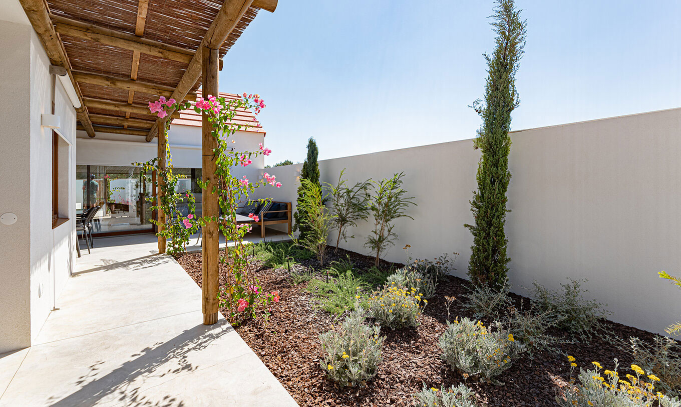 La Villa Standard T1 du Pestana Comporta Village Residences dispose d'un jardin avec des plantes et une pergola en bois