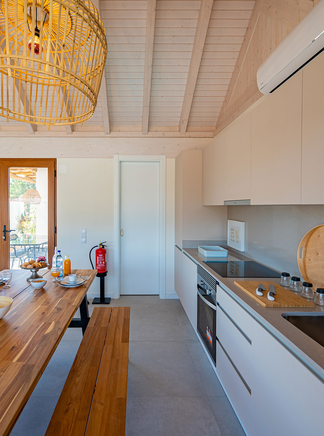 La Villa Standard (2 adultes) du Pestana Comporta Village Residences dispose d'une cuisine moderne avec une table en bois et un four