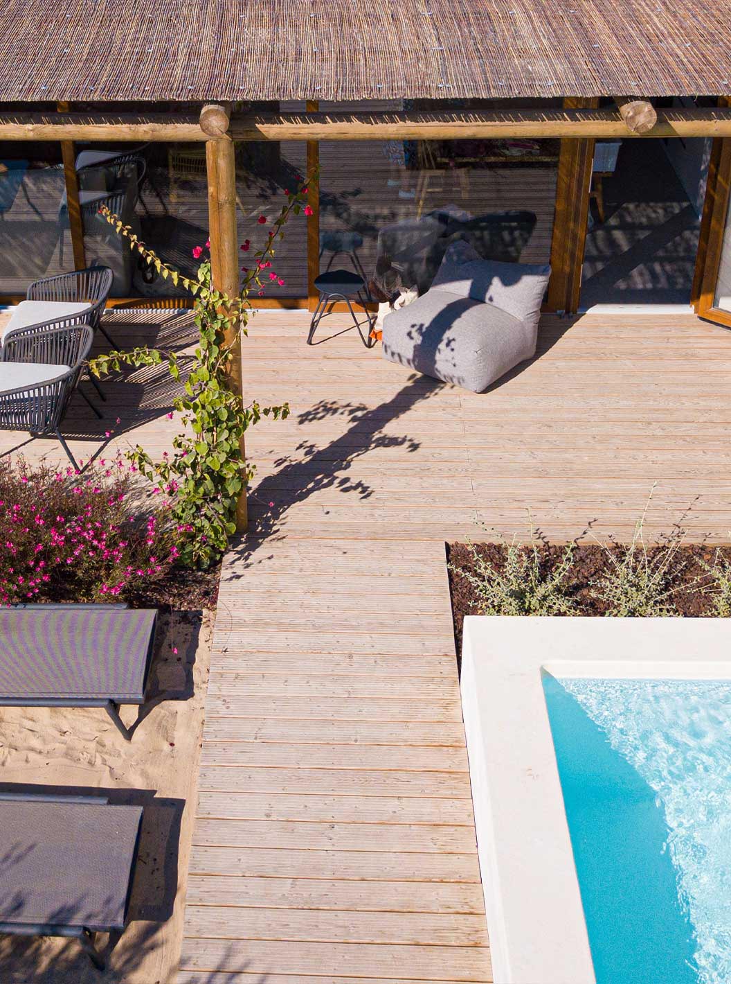 La Standard Villa T2 du Pestana Comporta Village Residences dispose d'une terrasse avec piscine, chaises longues et plantes