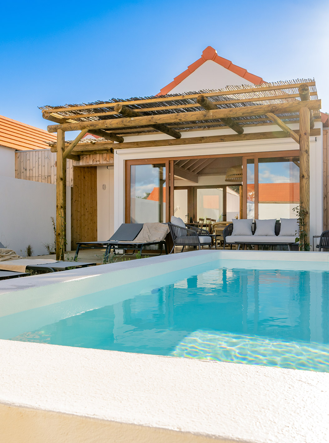 La Superior Green Villa du Pestana Comporta Village Residences dispose d'un extérieur avec piscine et des chaises longues