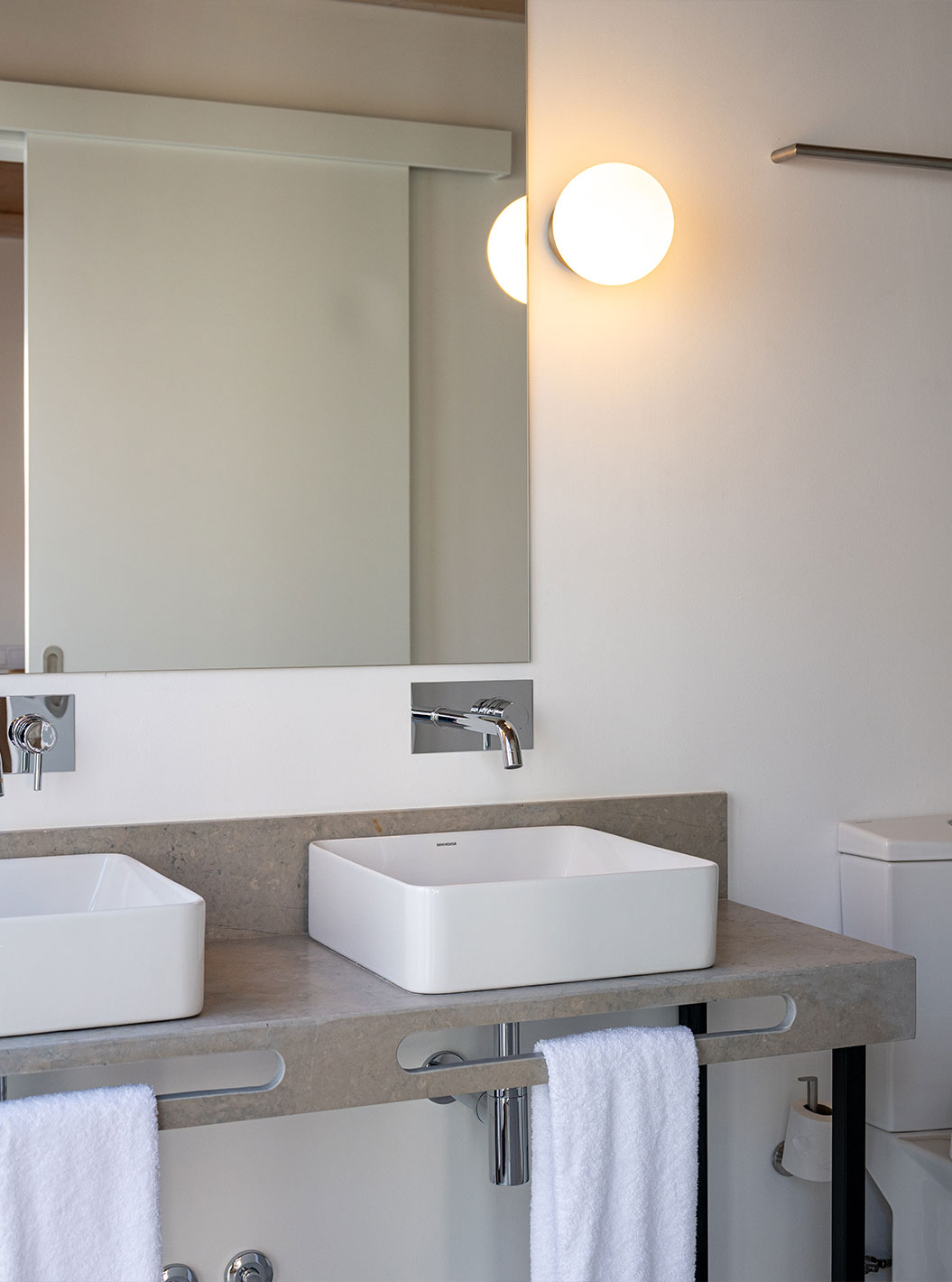 La Superior Villa du Pestana Comporta Village Residences dispose d'une salle de bain avec deux lavabos et un miroir