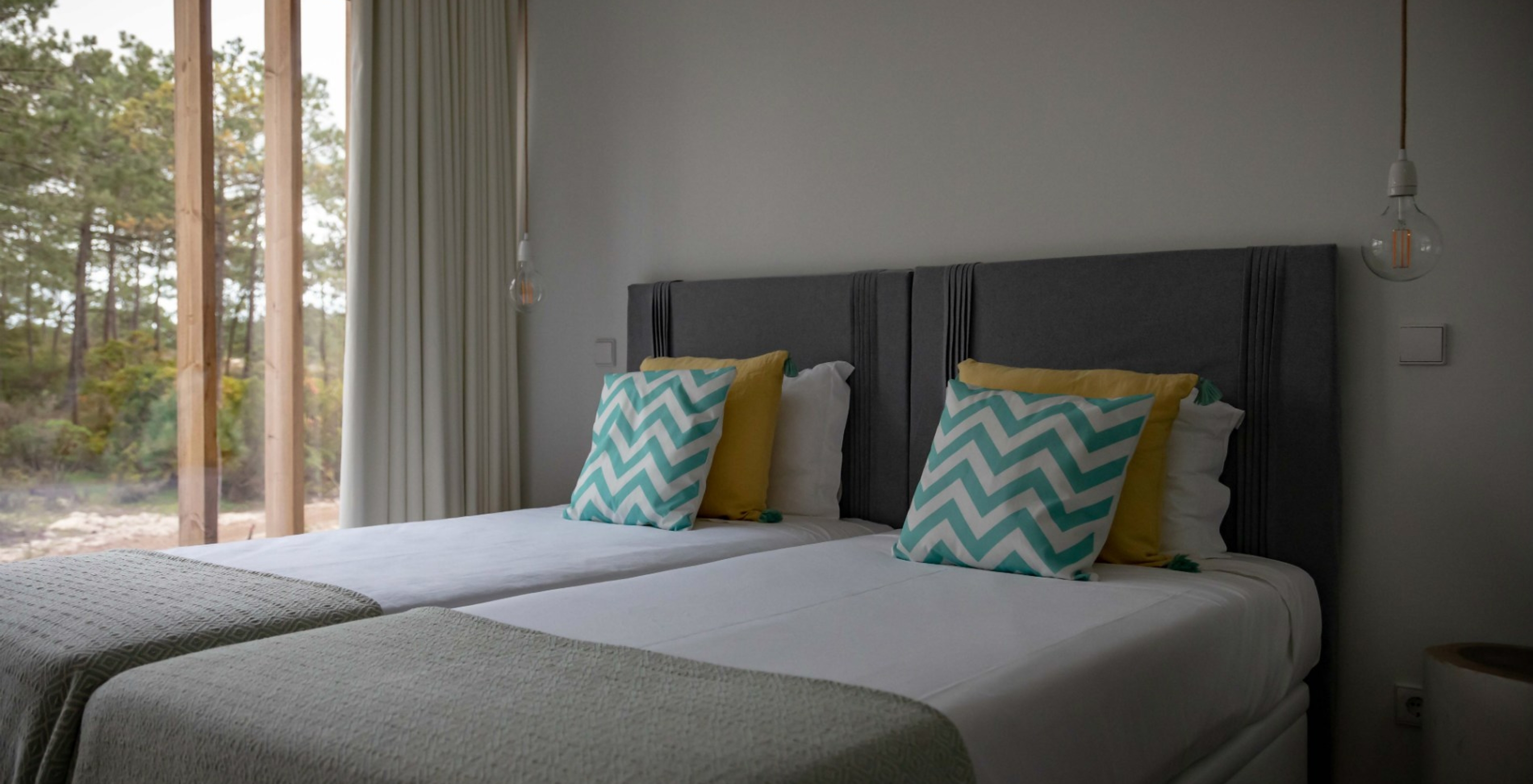 L'appartement Eco Village rez-de-chaussée Vues du Pestana Tróia Eco Resort a deux lits jumeaux et deux lampes