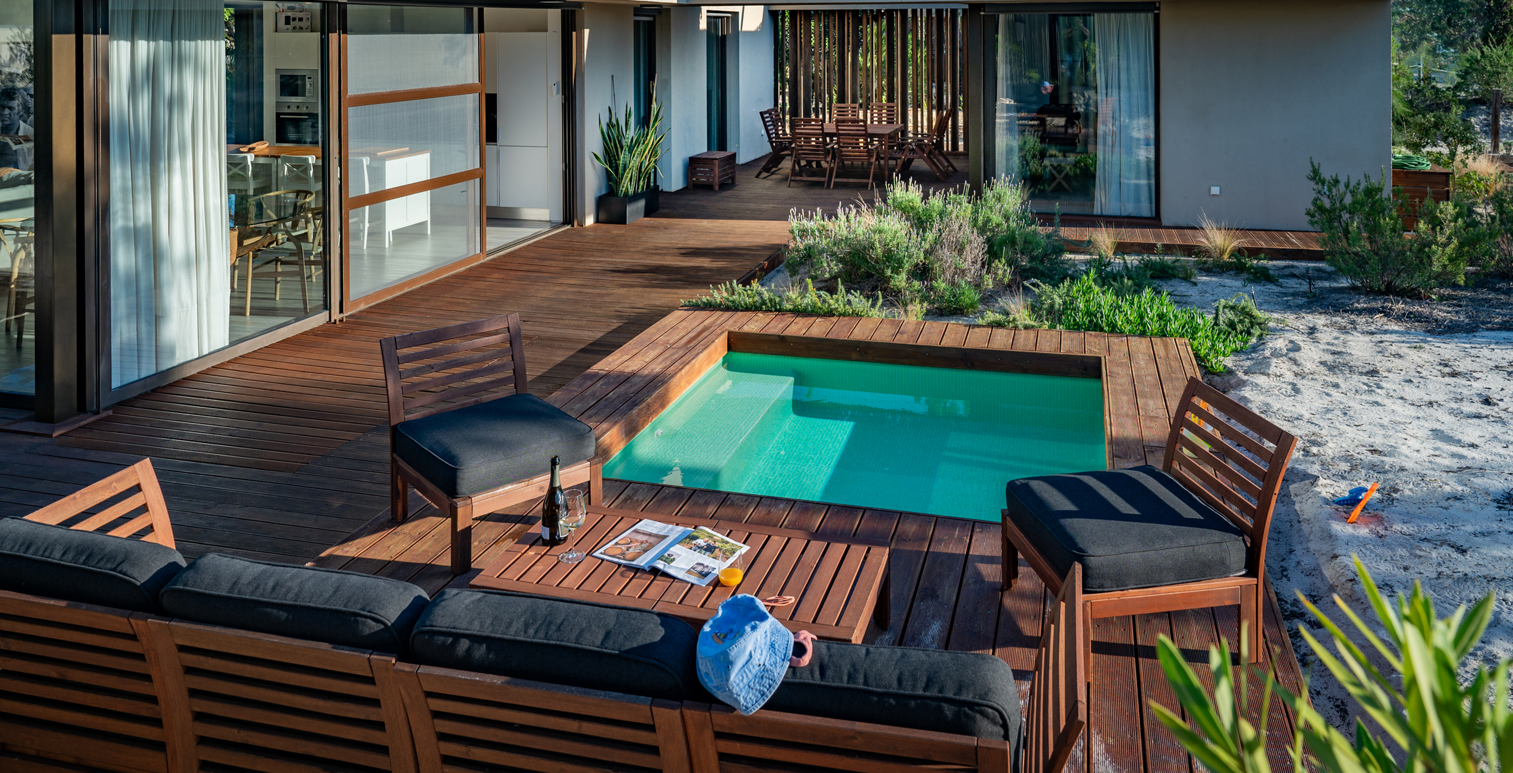 Les Beach Villas avec piscine pour enfants du Pestana Tróia Eco Resort ont des canapés et des chaises près de la piscine