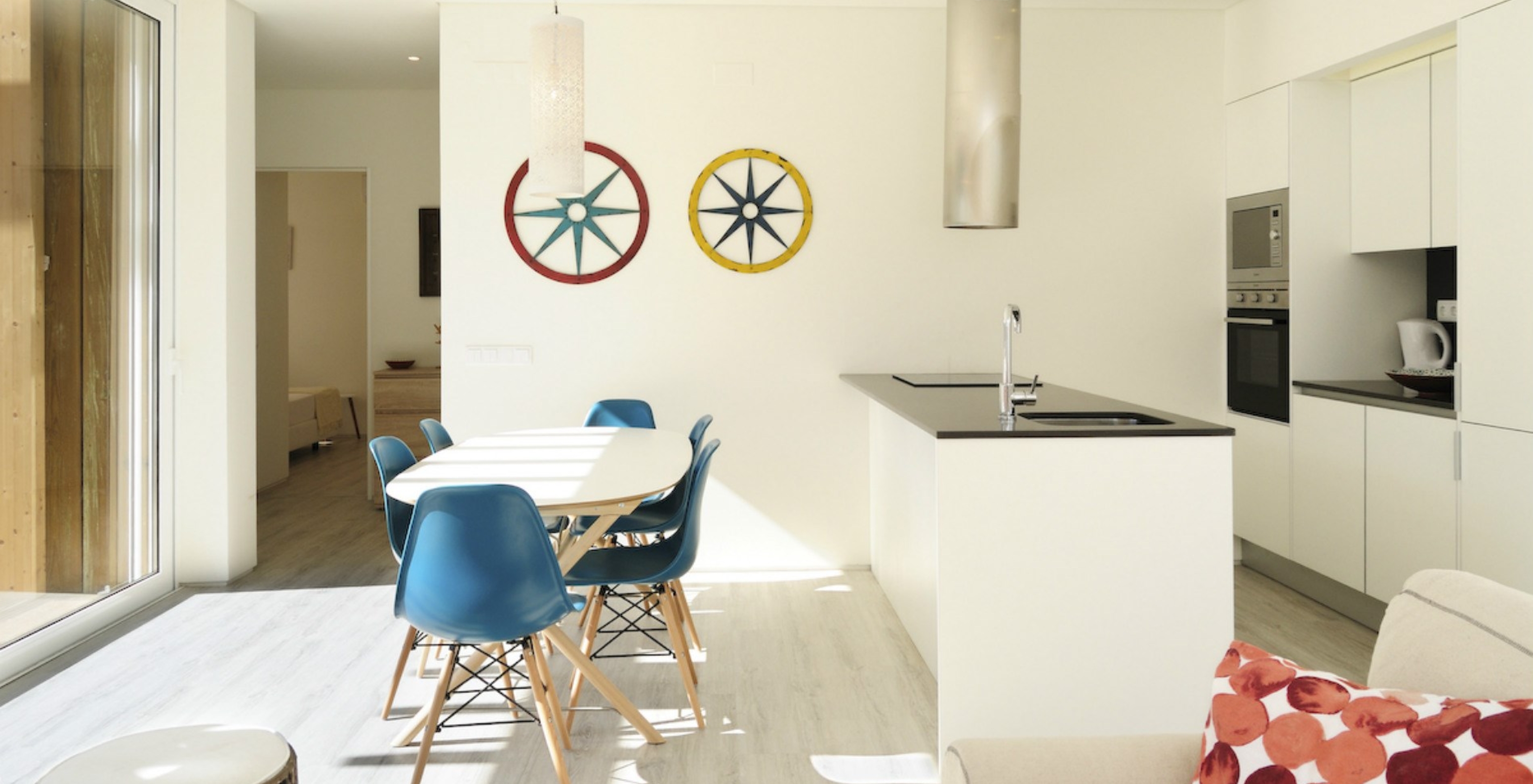 Les Sand Villas avec piscine privée du Pestana Tróia Eco Resort ont une cuisine avec plan de travail et table avec chaises
