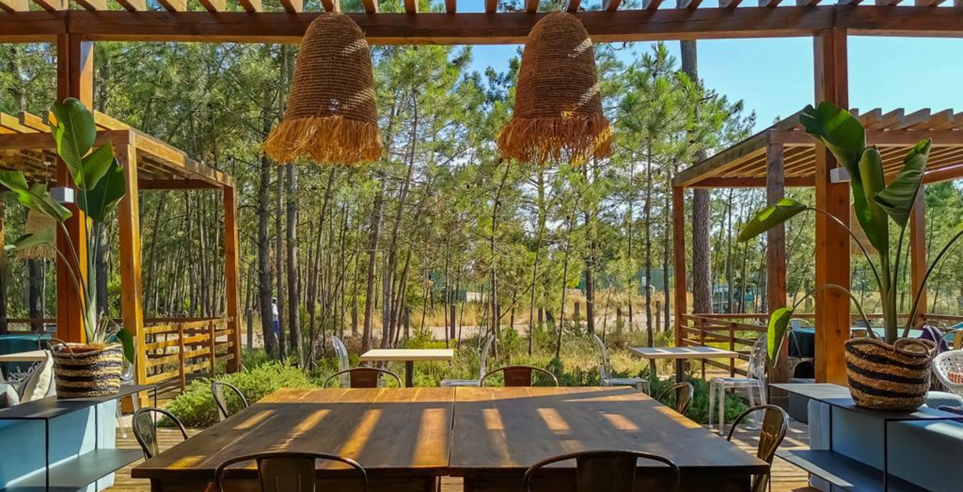 Espace extérieur du restaurant Grão de Bico au Pestana Tróia avec tables et chaises
