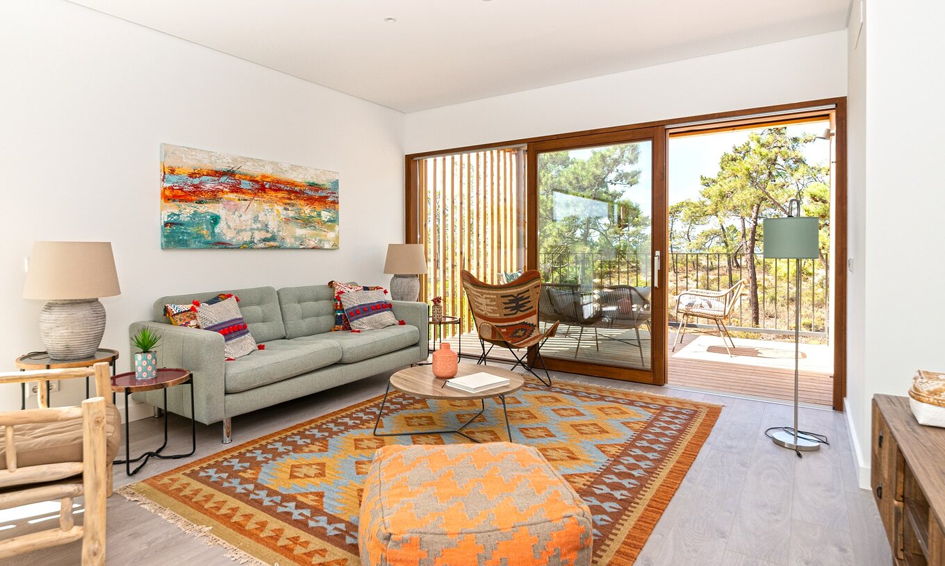 L'appartement Eco Village 1er étage Vues du Pestana Tróia Eco Resort a un salon avec canapé et plusieurs chaises