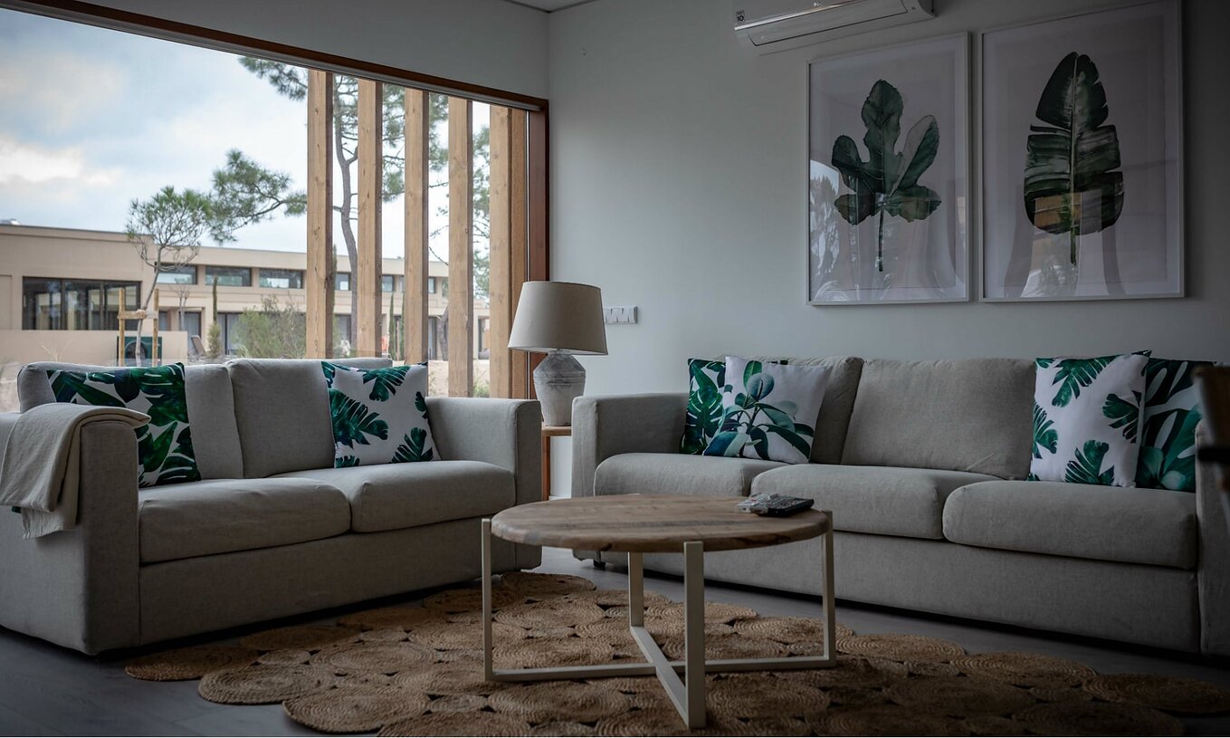 L'appartement Eco Village rez-de-chaussée du Pestana Tróia Eco Resort a une salle avec deux canapés, une table et tableau