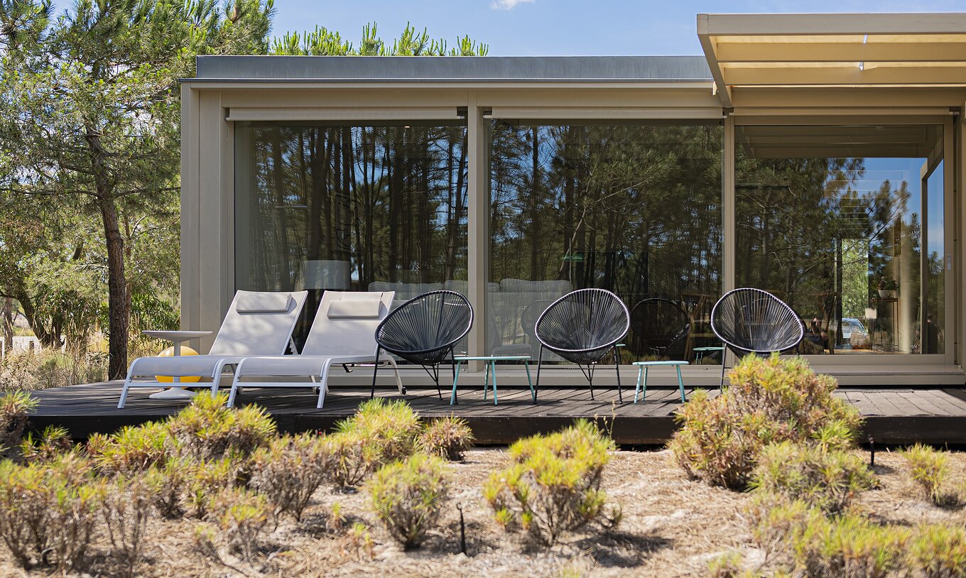 La townhouse du Pestana Tróia Eco Resort a une terrasse avec chaises longues et trois chaises