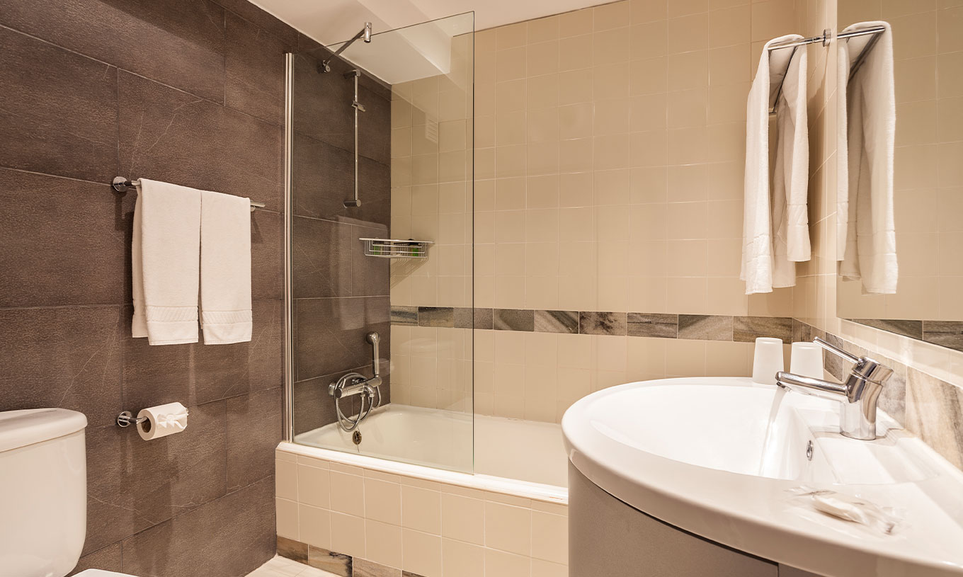 Le Studio Vue Mer du Pestana Alvor Atlântico a une salle de bain avec baignoire avec douche