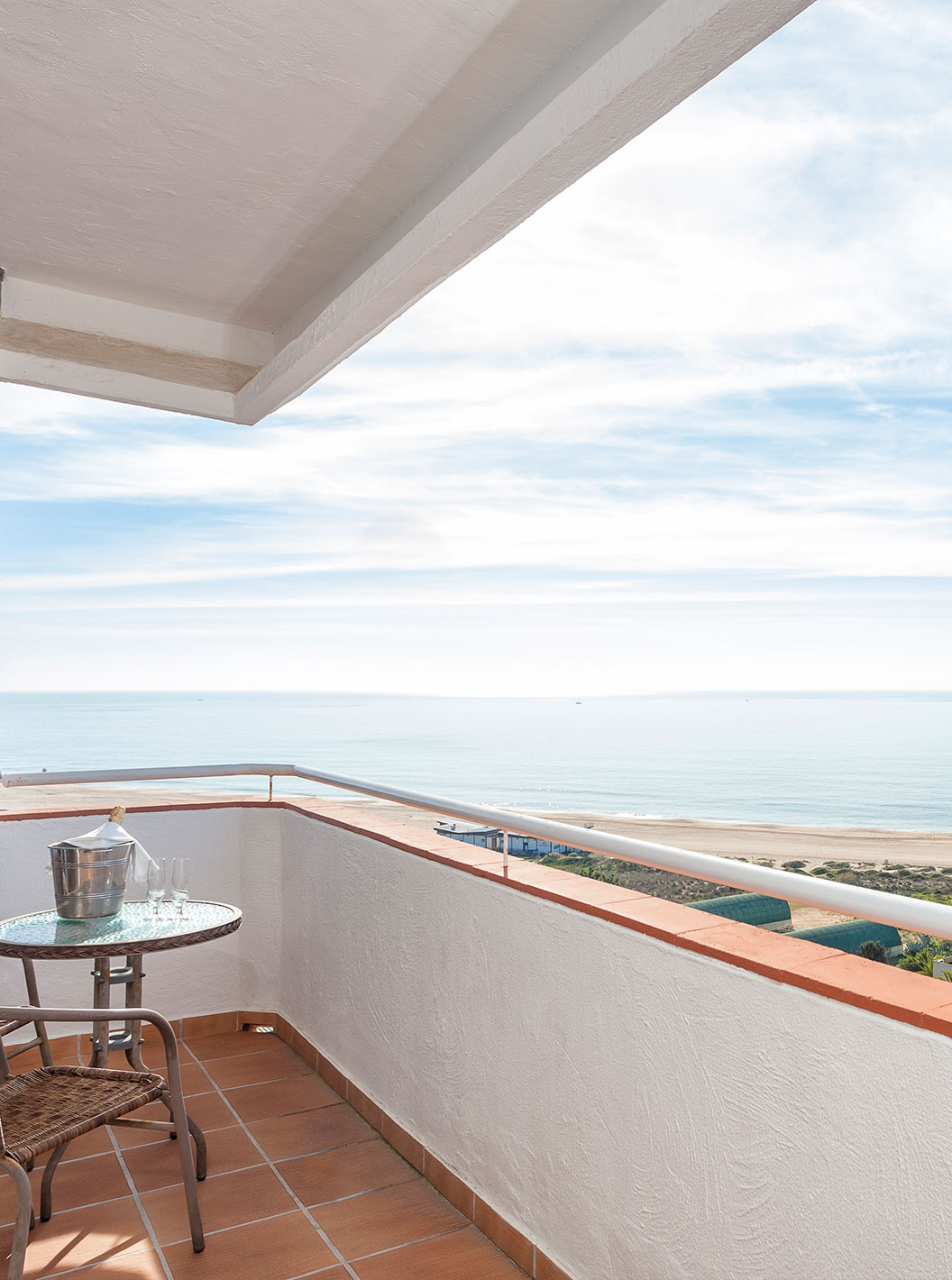 Le Studio Supérieur Vue Mer du Pestana Alvor Atlântico a un grand balcon avec table et chaises pour voir la vue