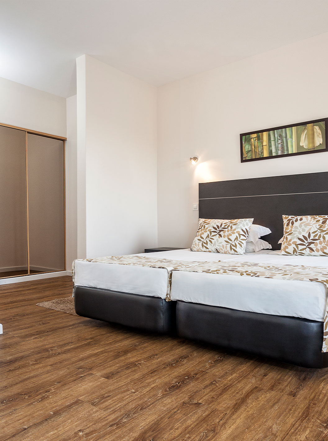 L'Appartement T1 Vue Mer du Pestana Alvor Atlântico a un lit double, une chaise et un placard