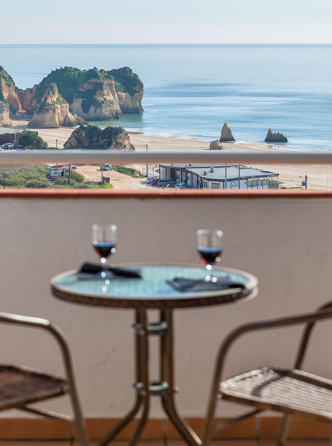 L'Appartement T1 Vue Mer du Pestana Alvor Atlântico a un balcon avec vue sur la mer, une table et deux chaises