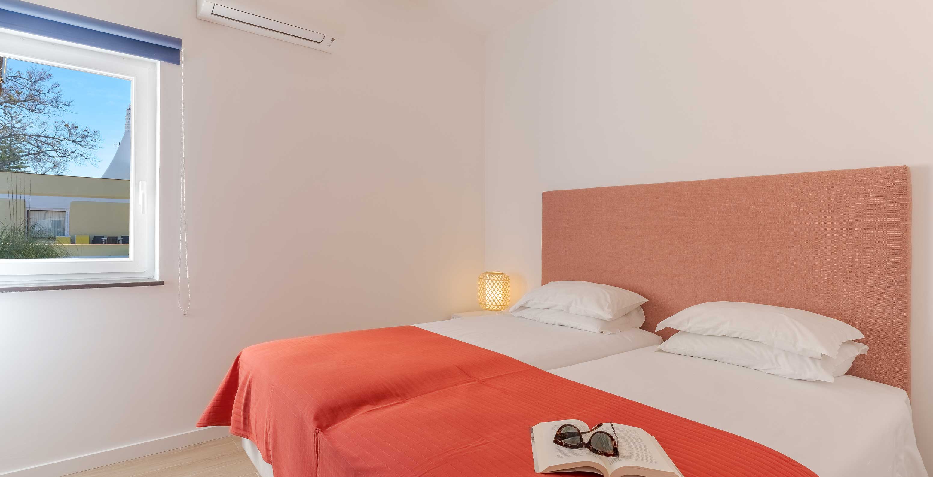 La Villa 3 Chambres Vue Jardin du Pestana Alvor Beach Villas a une chambre avec deux lits simples et climatisation