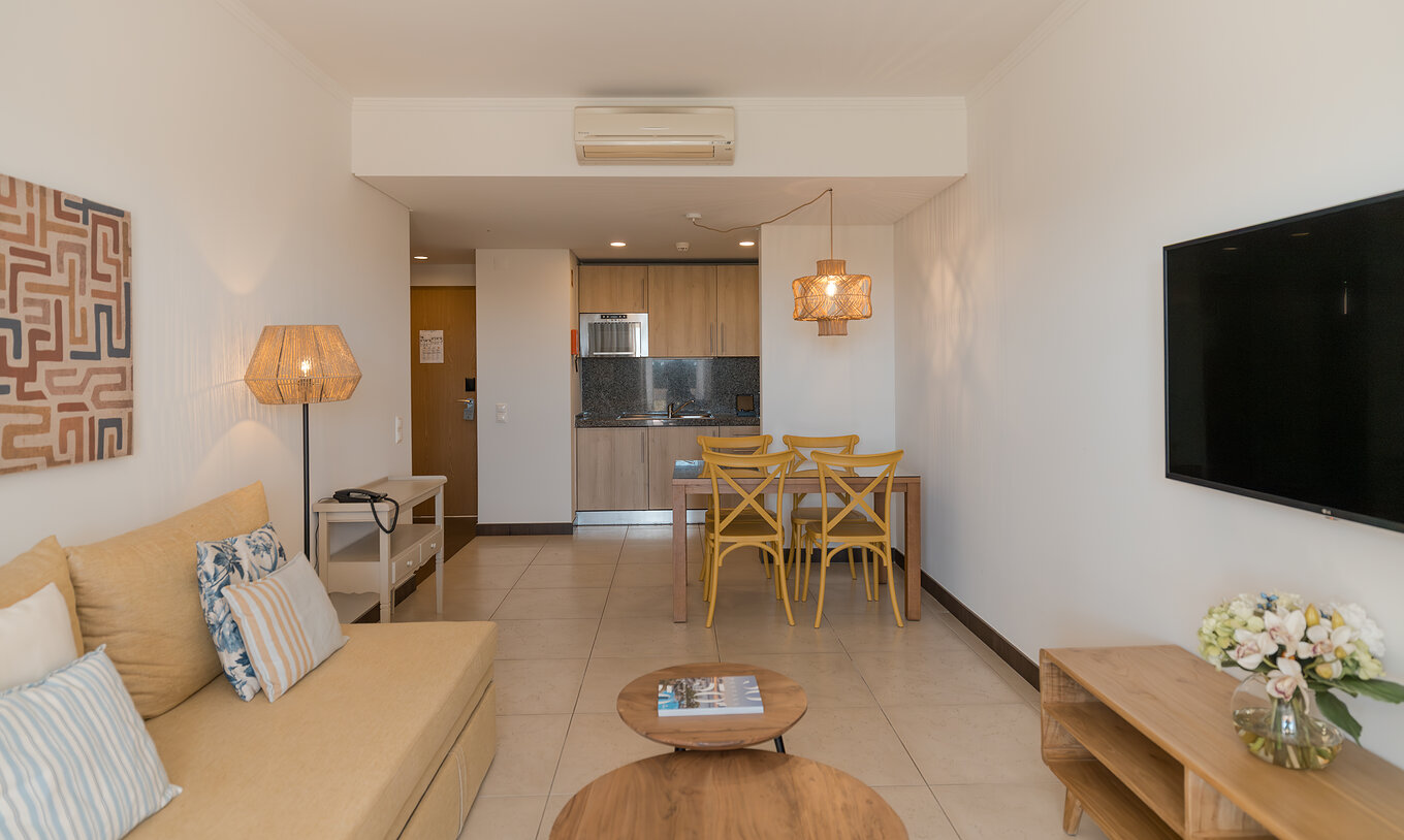 Appartement T1 Vue Jardin au Pestana Alvor Beach Villas dispose d'un séjour avec canapé, TV et table à manger