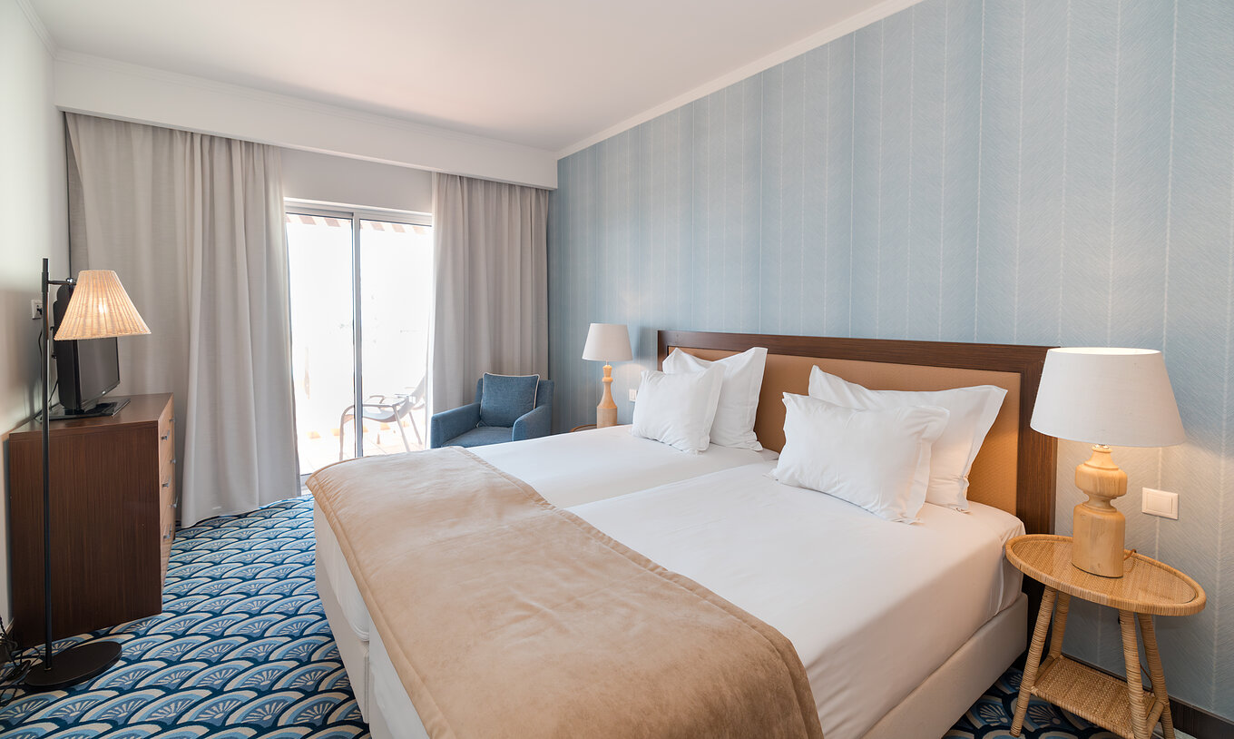 Appartement T1 Vue Mer au Pestana Alvor Beach Villas dispose d'une chambre avec deux lits, canapé et fenêtre avec balcon