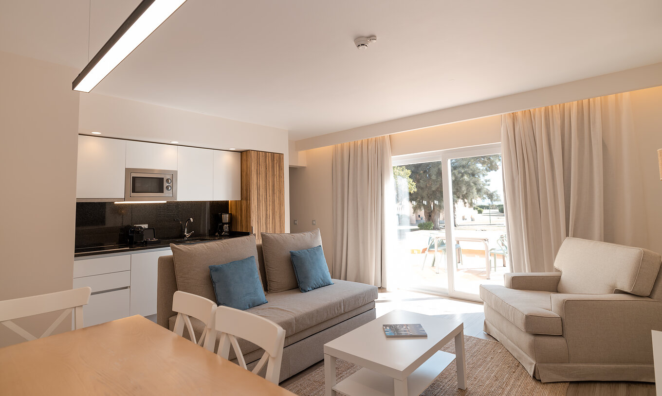 Villa 2 Chambres Premium au Pestana Alvor Beach Villas dispose d'un salon avec accès au balcon et cuisine équipée