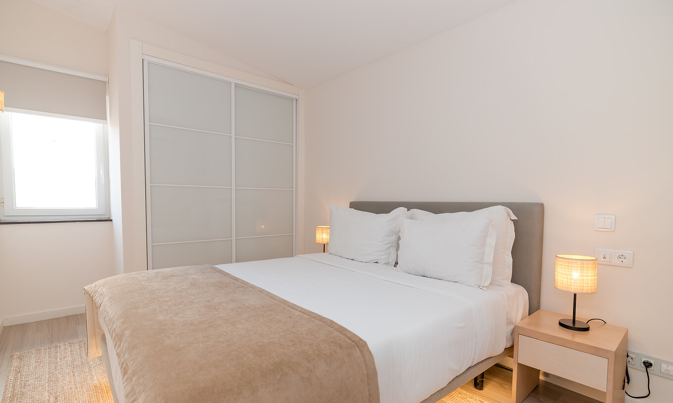 Villa 2 Chambres Supérieure Vue Jardin au Pestana Alvor Beach Villas dispose d'une chambre avec armoire et lit double