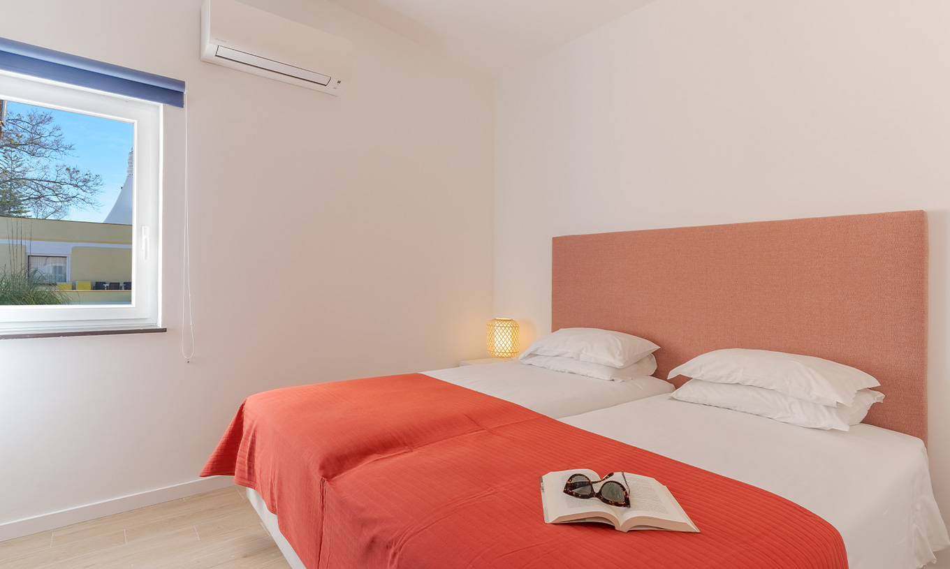 La Villa 3 Chambres Vue Jardin du Pestana Alvor Beach Villas a une chambre avec deux lits simples et climatisation