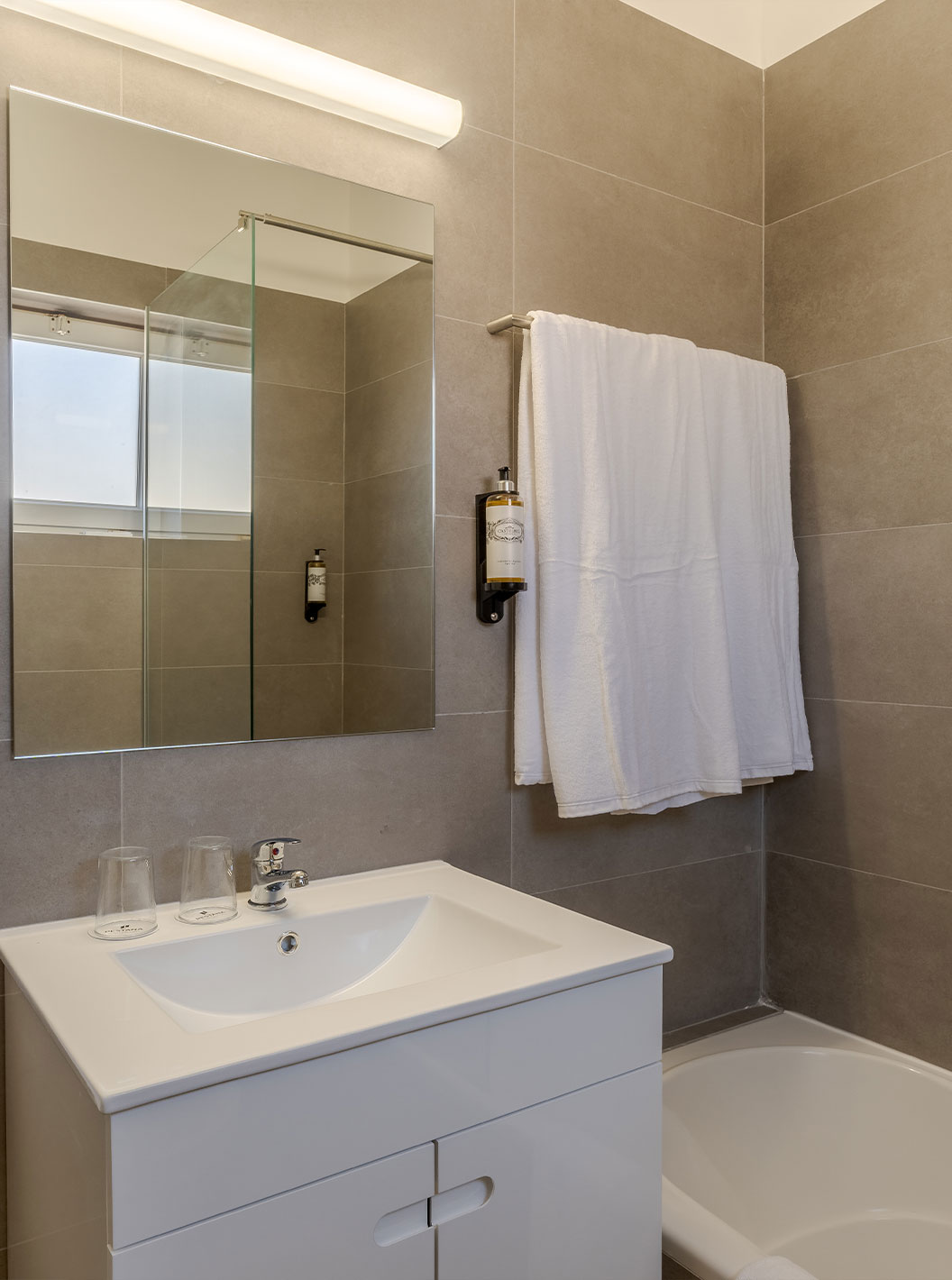 La Villa 3 Chambres Premium Vue Mer du Pestana Alvor Beach Villas a une salle de bain avec lavabo avec miroir et serviette
