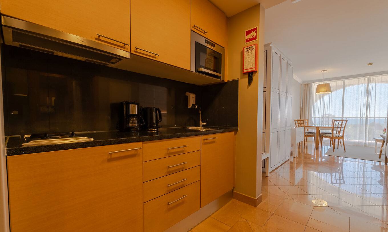 Le T0 - Premium Studio du Pestana Alvor Park a une cuisine avec bouilloire, micro-ondes et cuisinière