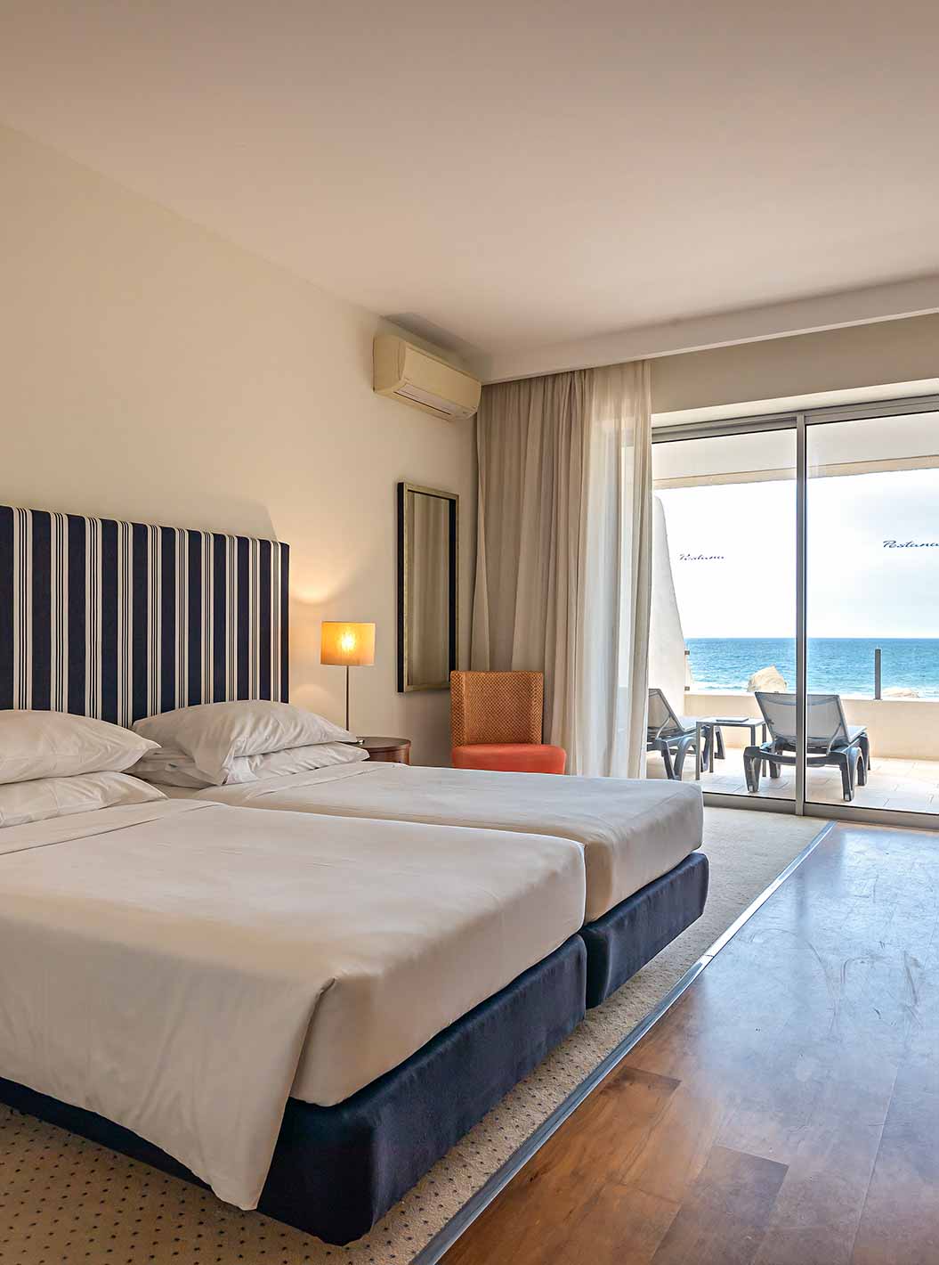 Le Cliff Studio du Pestana Alvor Praia dispose d'une chambre double avec un balcon, des chaises longues et une vue sur la mer
