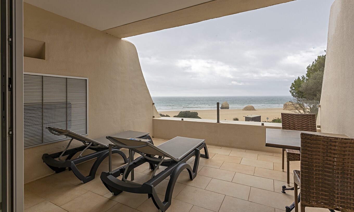Le Cliff Studio du Pestana Alvor Praia dispose d'un balcon avec deux chaises longues et une vue sur la plage