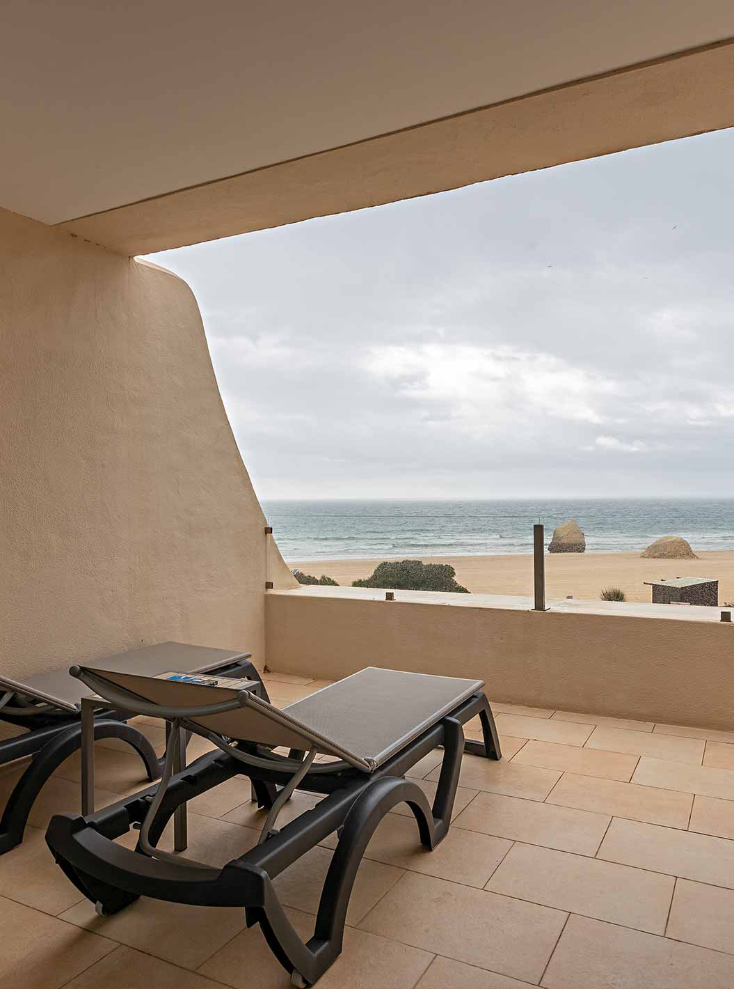 Le Cliff Studio du Pestana Alvor Praia dispose d'un balcon avec deux chaises longues et une vue sur la plage