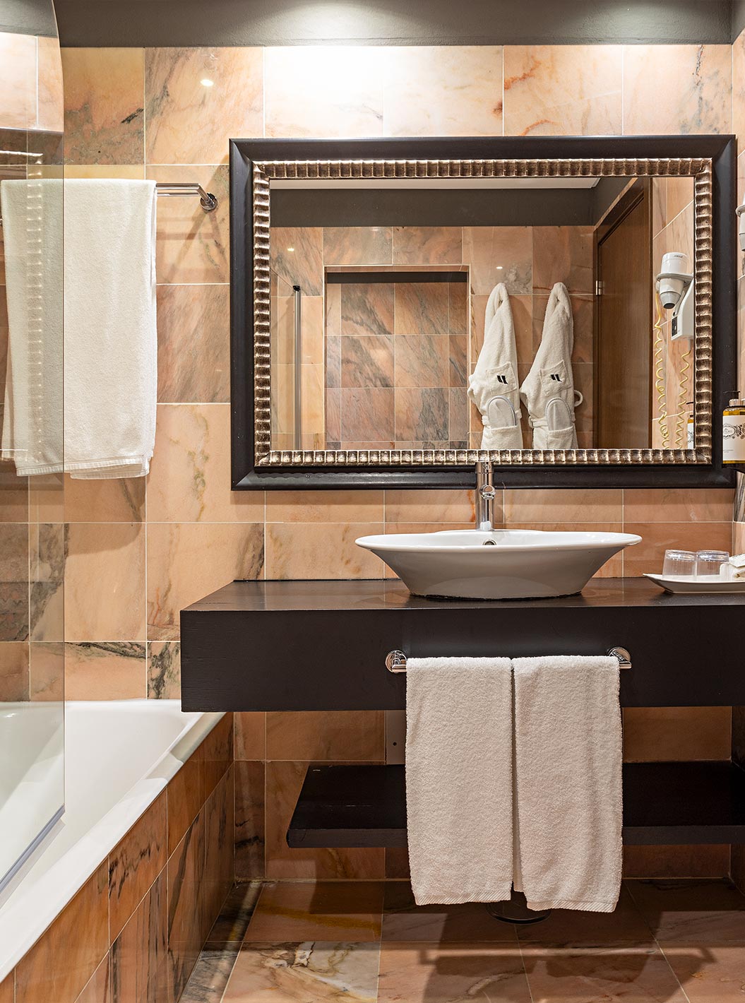 La Suite Cliff T1 du Pestana Alvor Praia possède une salle de bain avec une baignoire, deux peignoirs et un sèche-cheveux