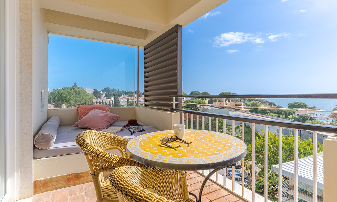 La Suite Vue Mer du Pestana Alvor Praia a balcon avec table, chaises et canapé avec vue sur la mer et la plage