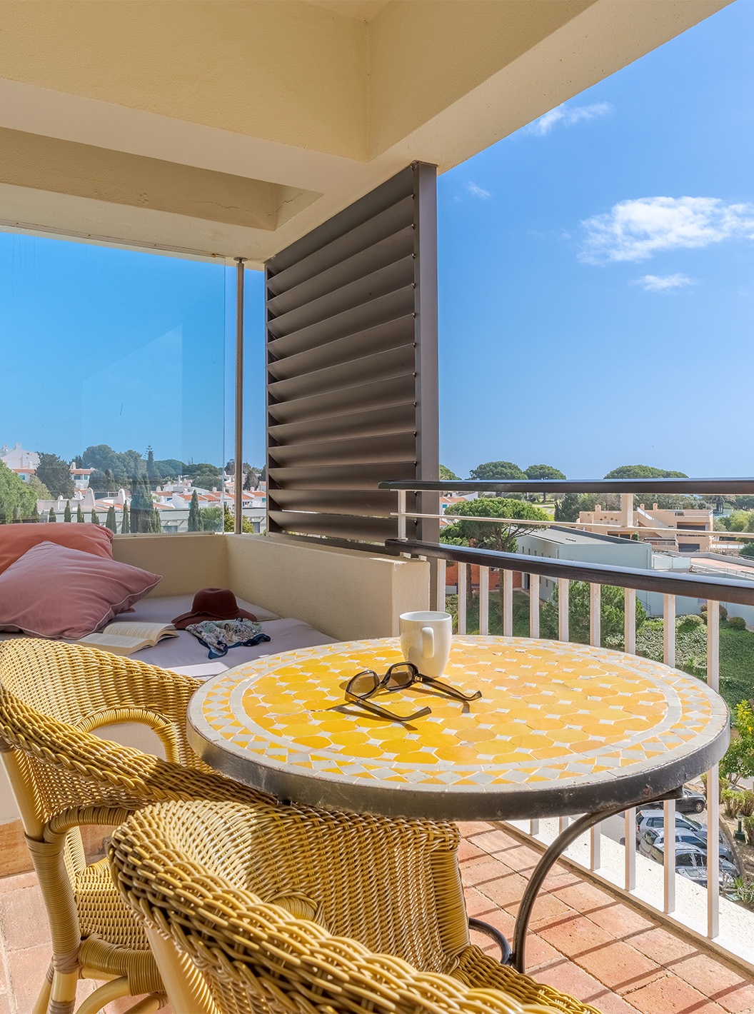 La Suite Vue Mer du Pestana Alvor Praia a balcon avec table, chaises et canapé avec vue sur la mer et la plage