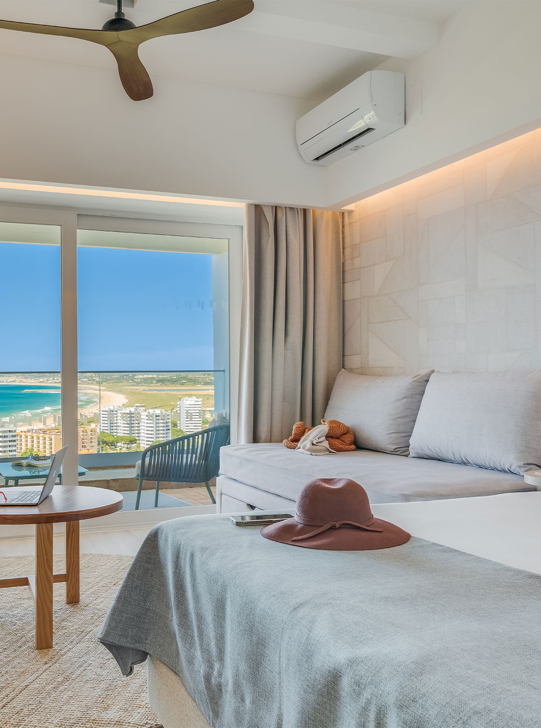 La Chambre Familiale du Pestana Blue Alvor Beach a un Lit Double, un Canapé et un Balcon avec Vue sur la Mer ou Jardin