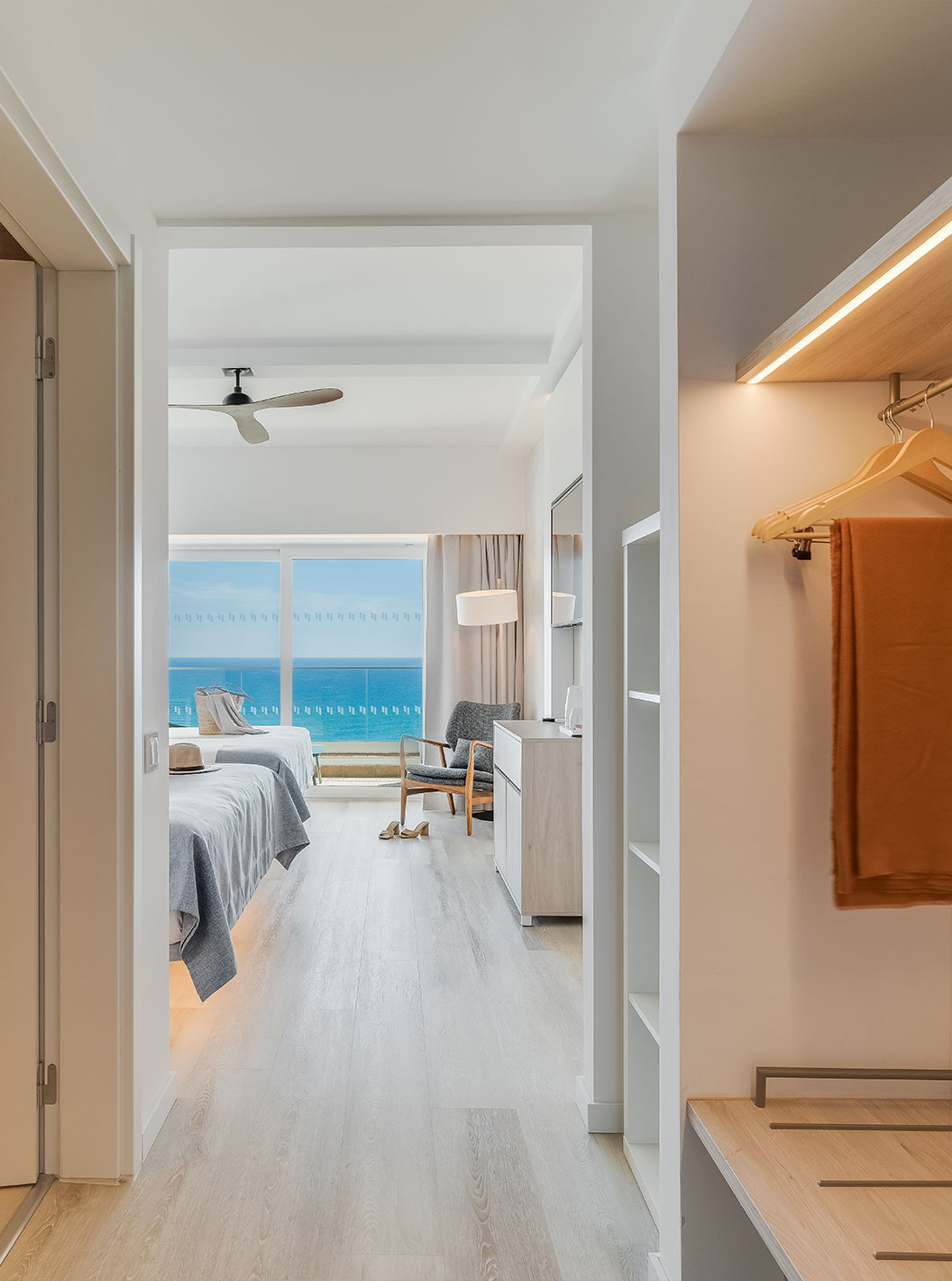 La Chambre Familiale du Pestana Blue Alvor Beach a une Salle de Bain avec Lavabo, Miroir, Serviettes et une Douche La Chambre Familiale Supérieure Vue Mer du Pestana Blue Alvor Beach a un Couloir avec Armoire et Miroir, et un Balcon