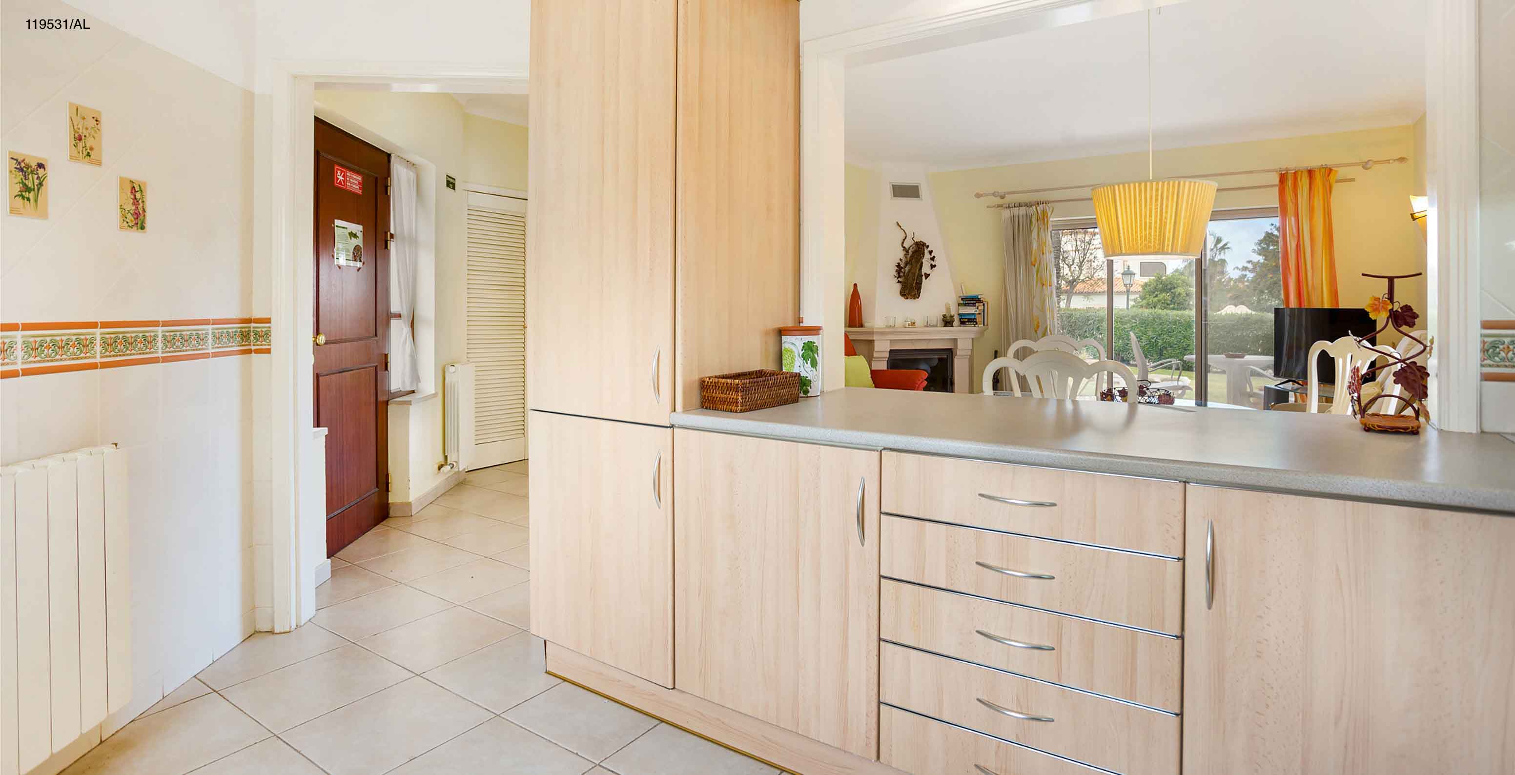 L'appartement Pestana Carvoeiro Golf T1 Standard a une entrée menant à la cuisine avec des armoires en bois