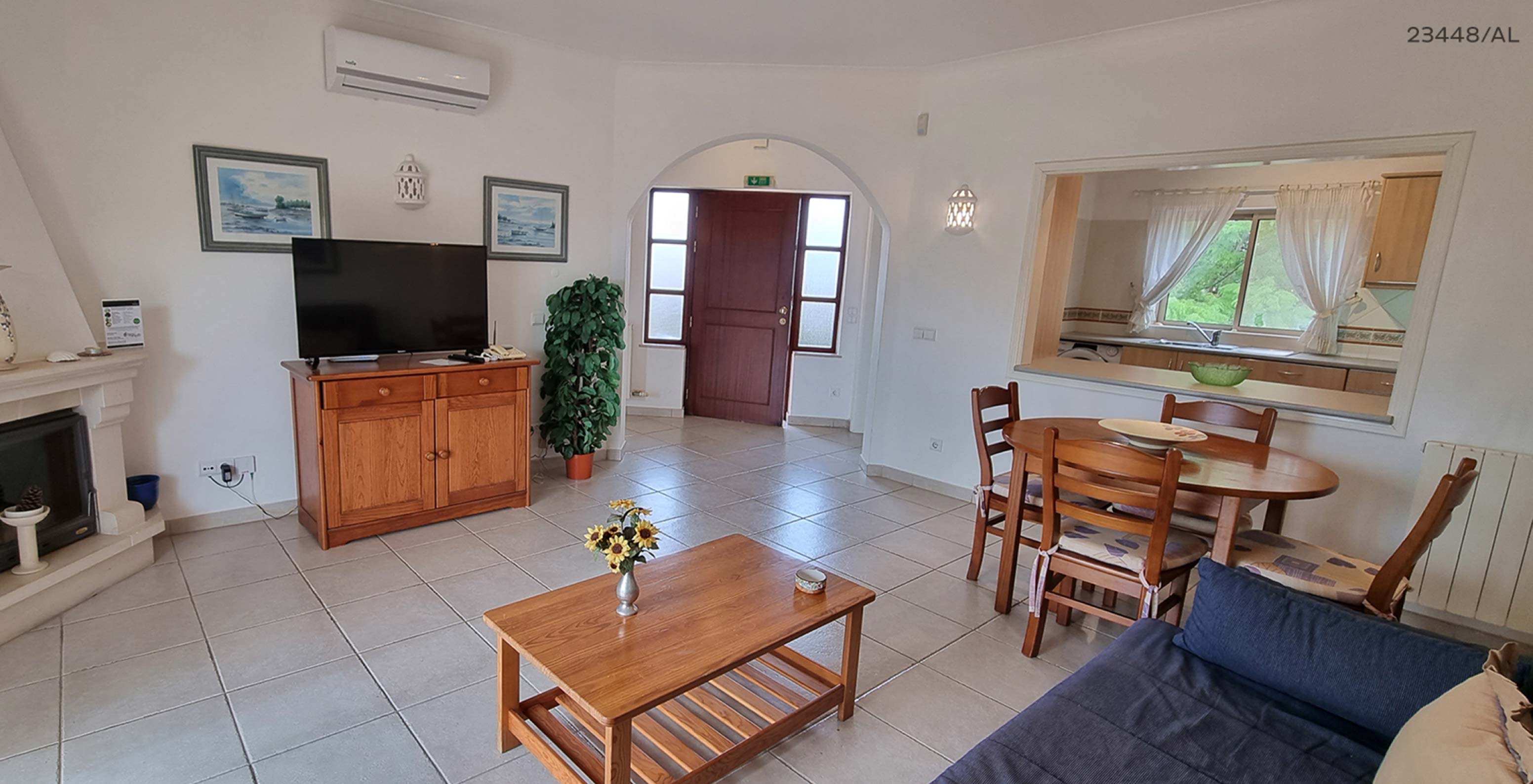 L'appartement Pestana Carvoeiro Golf T1 Standard dispose d'un salon avec un canapé, des tables, des chaises et une télévision
