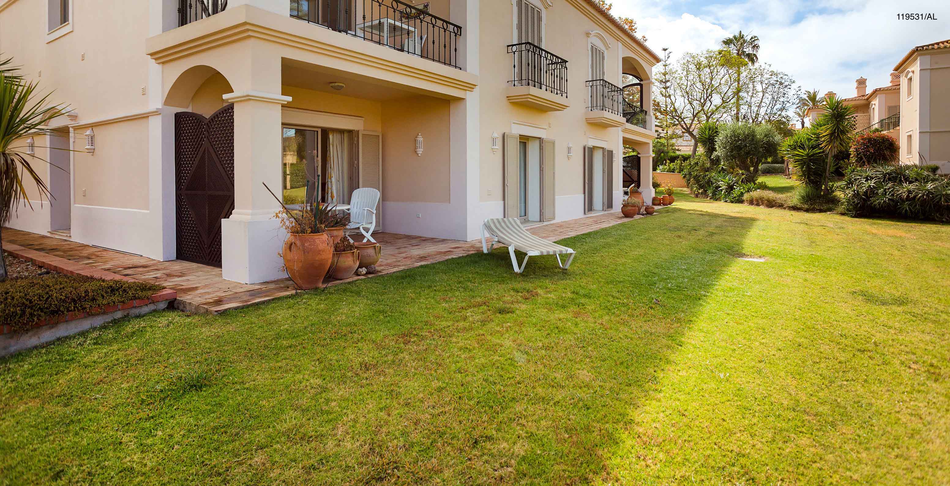 L'appartement Pestana Carvoeiro Golf T1 Standard dispose d'un espace extérieur avec un balcon et une pelouse
