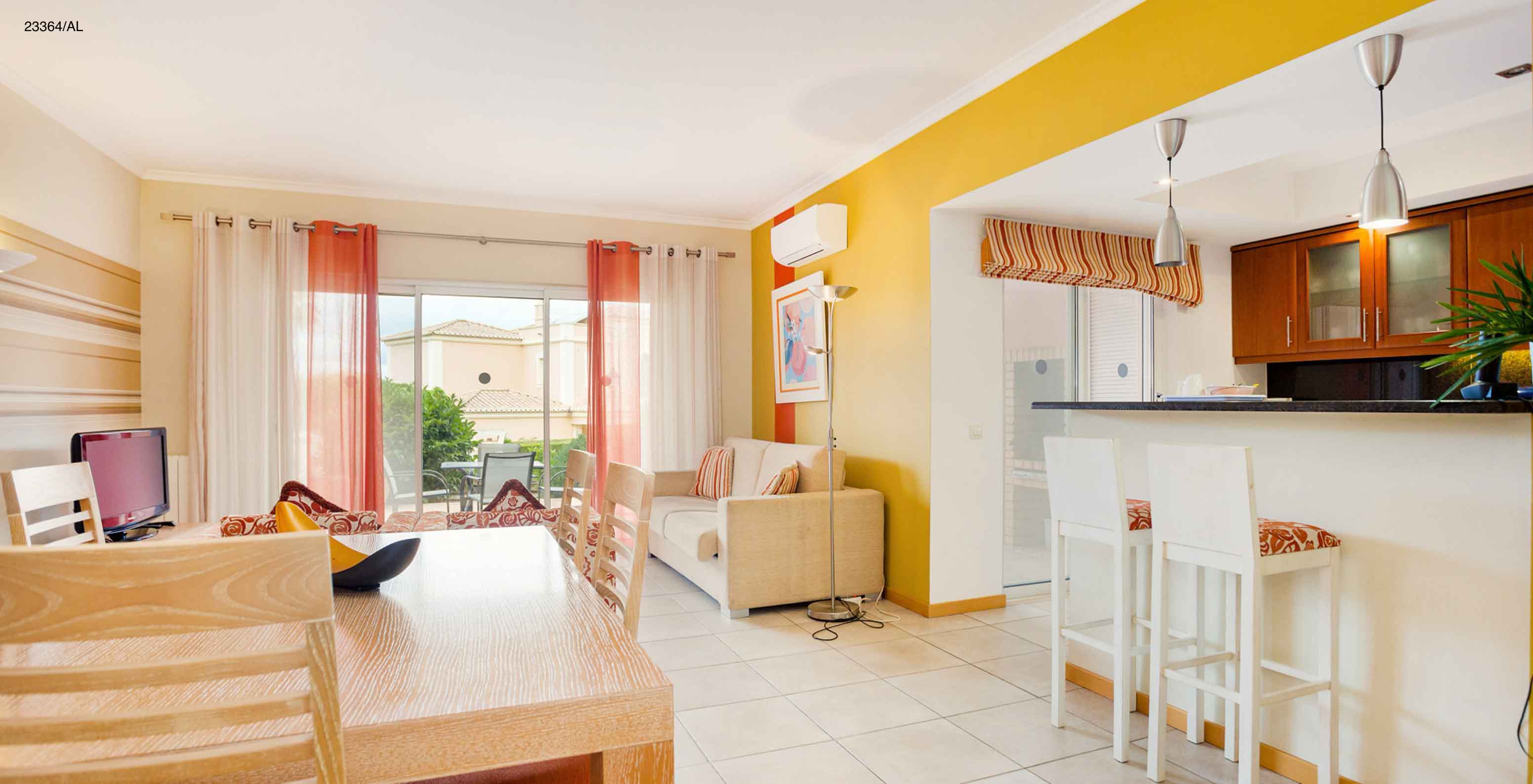 L'appartement Pestana Carvoeiro Golf T1 Standard a une cuisine ouverte sur la salle à manger et le salon