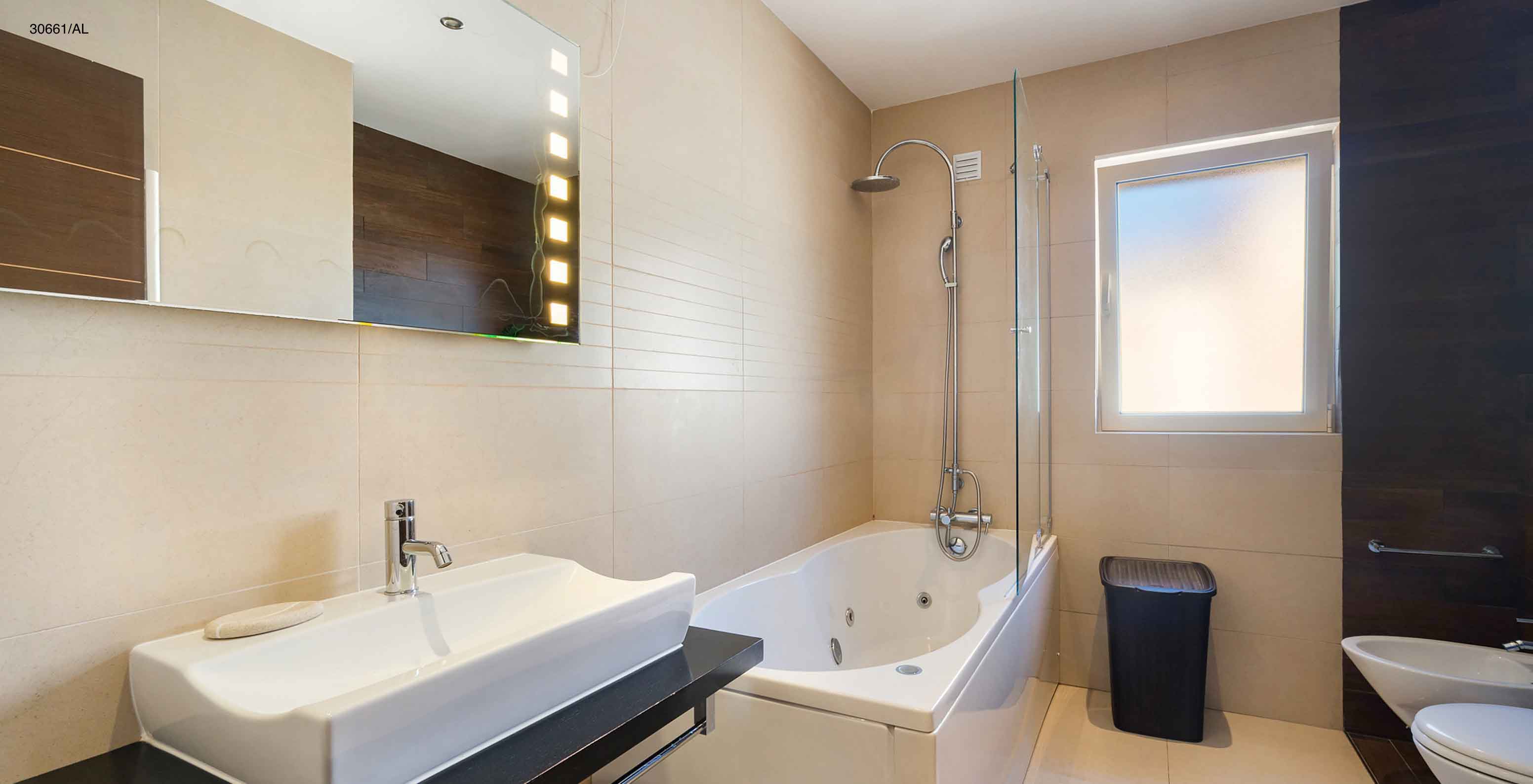 L'appartement Pestana Carvoeiro Golf T1 Superior dispose d'une salle de bain avec une baignoire et un lavabo avec miroir