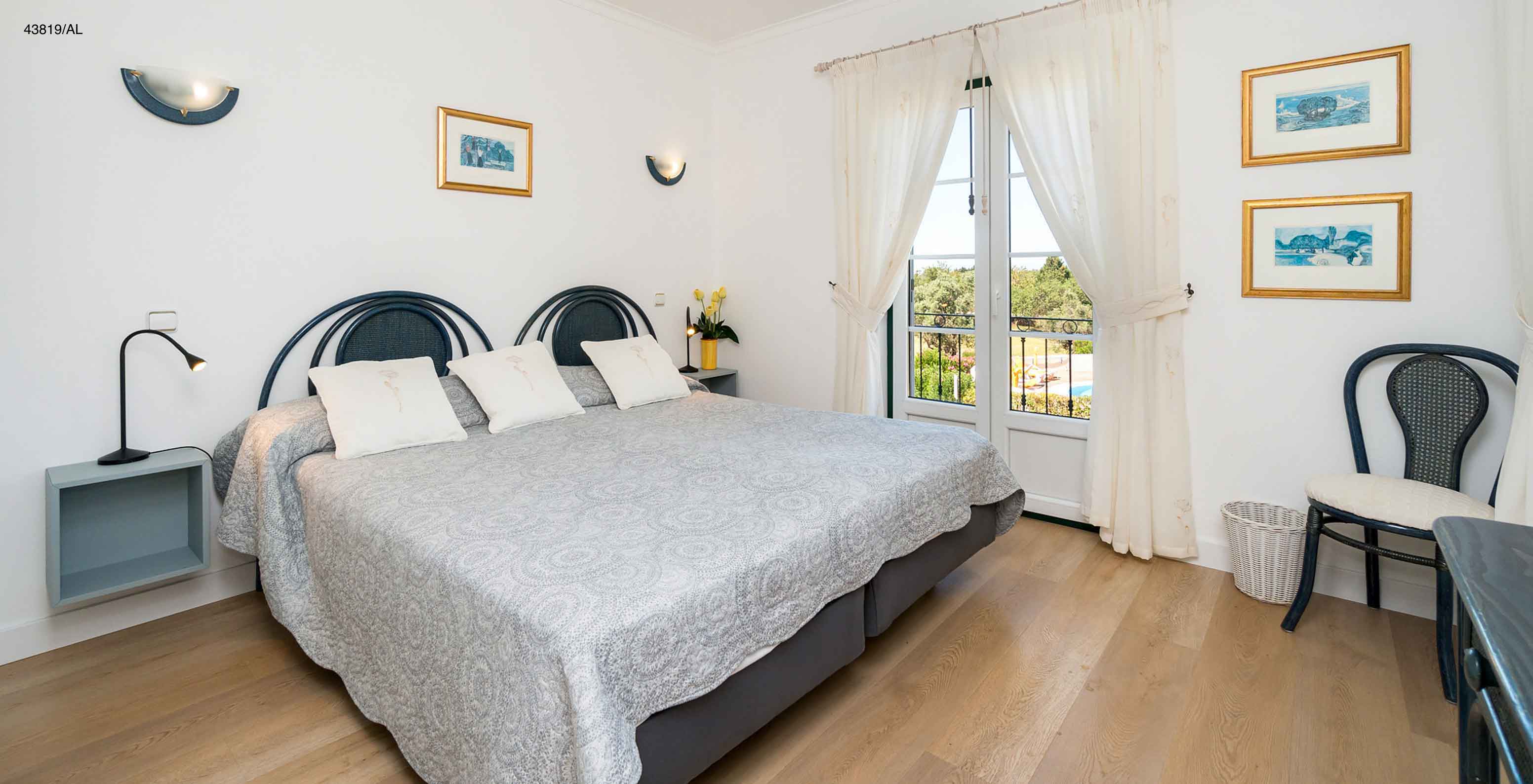 L'appartement Pestana Carvoeiro Golf T1 Superior dispose d'un lit double avec deux tables de chevet