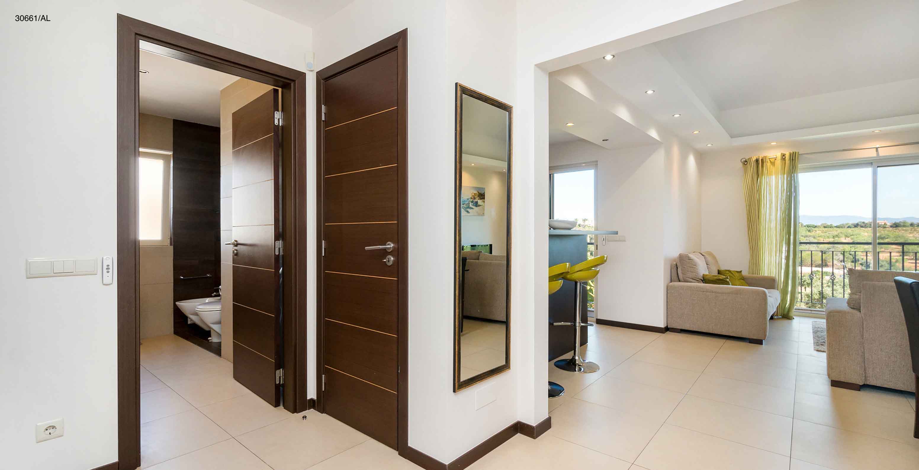 L'appartement Pestana Carvoeiro Golf T1 Superior dispose d'une entrée avec vue sur le salon et la chambre