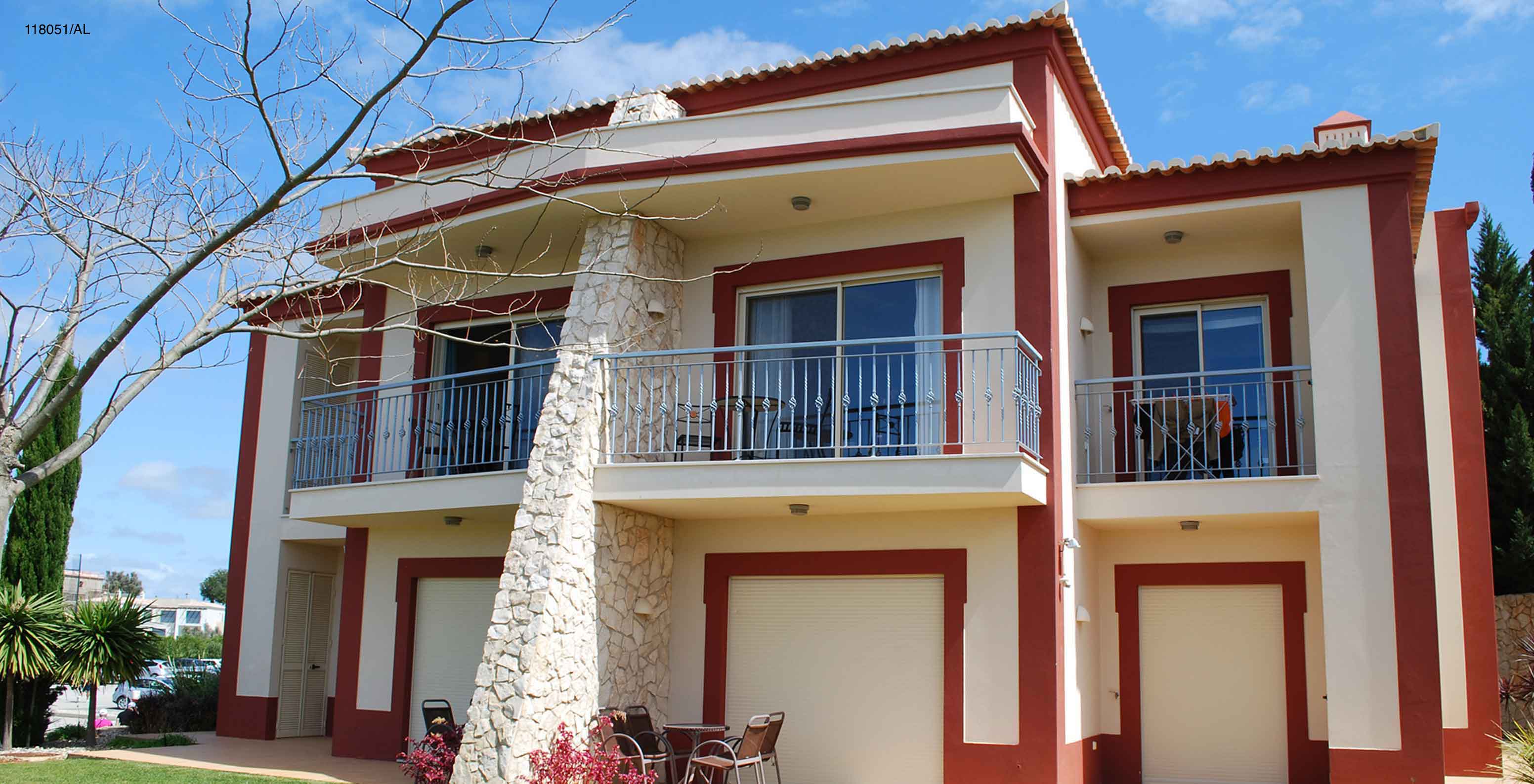 L'appartement Pestana Carvoeiro Golf T1 Superior dispose d'un espace extérieur avec un balcon et une pelouse