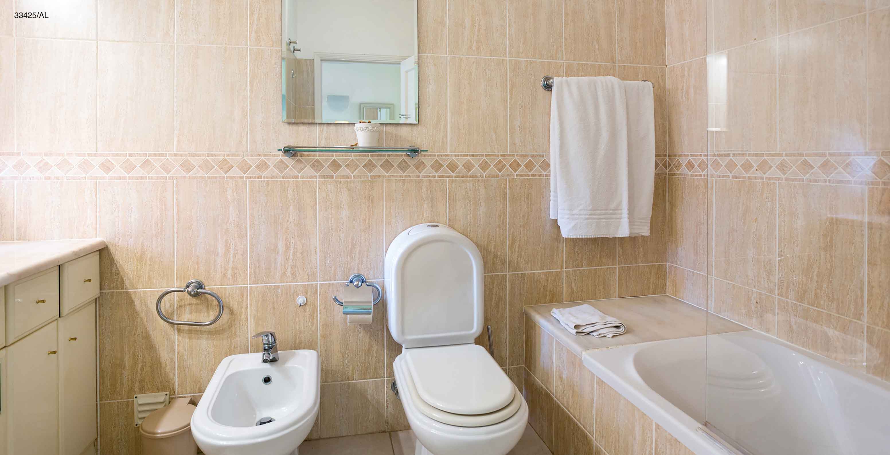 L'appartement Pestana Carvoeiro Golf T2 Standard dispose d'une salle de bain avec une baignoire, des toilettes et un bidet
