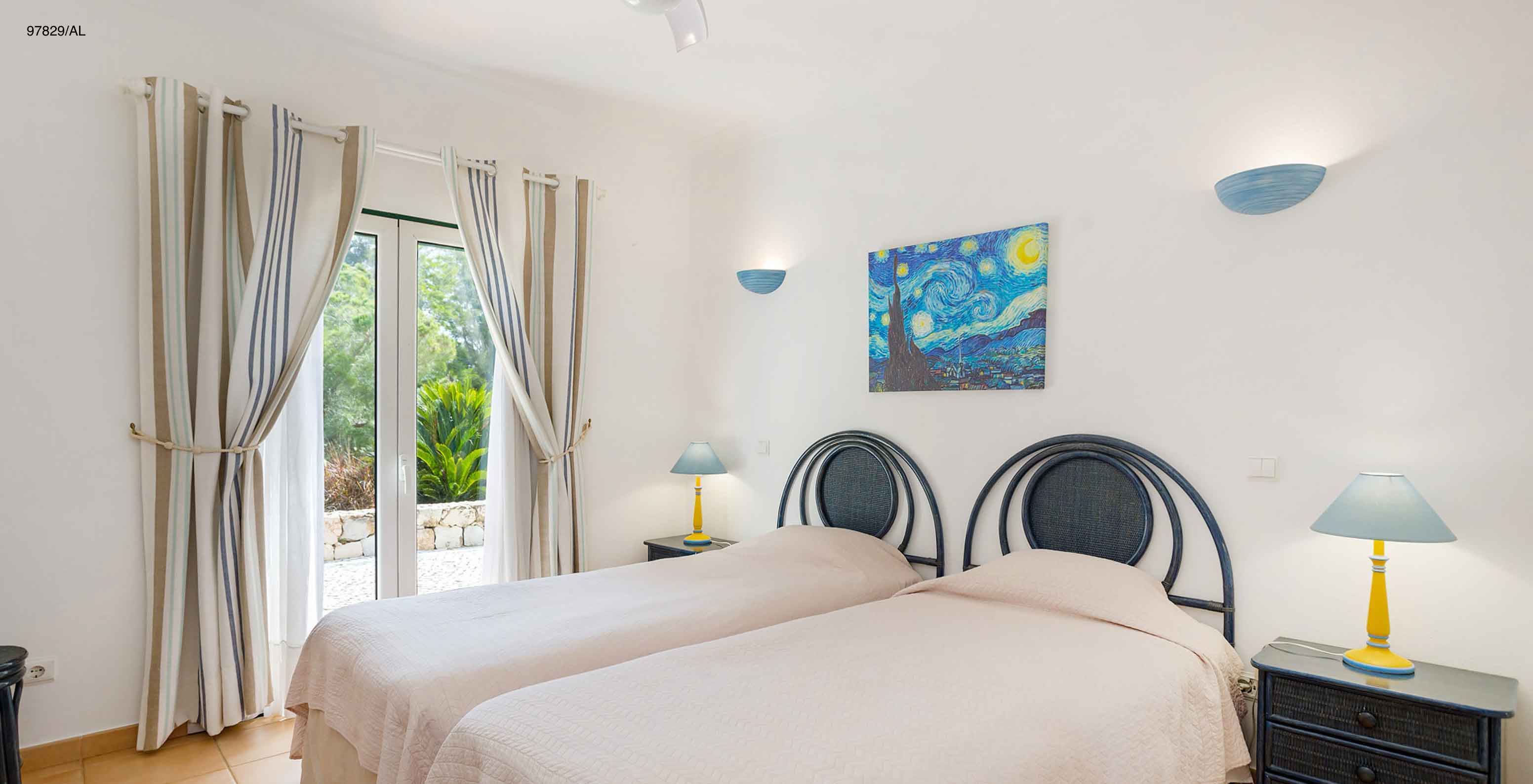 L'appartement Pestana Carvoeiro Golf T2 Standard dispose d'une chambre avec deux lits simples et une table de chevet
