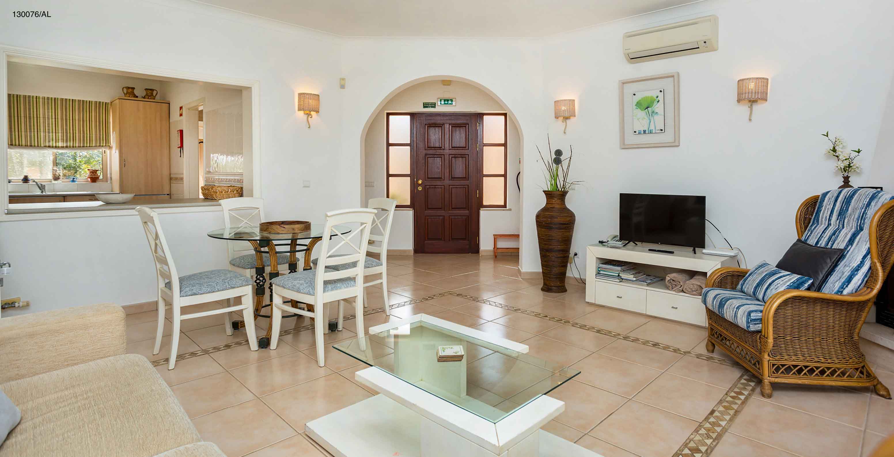 L'appartement Pestana Carvoeiro Golf T2 Standard dispose d'un salon avec vue sur la cuisine