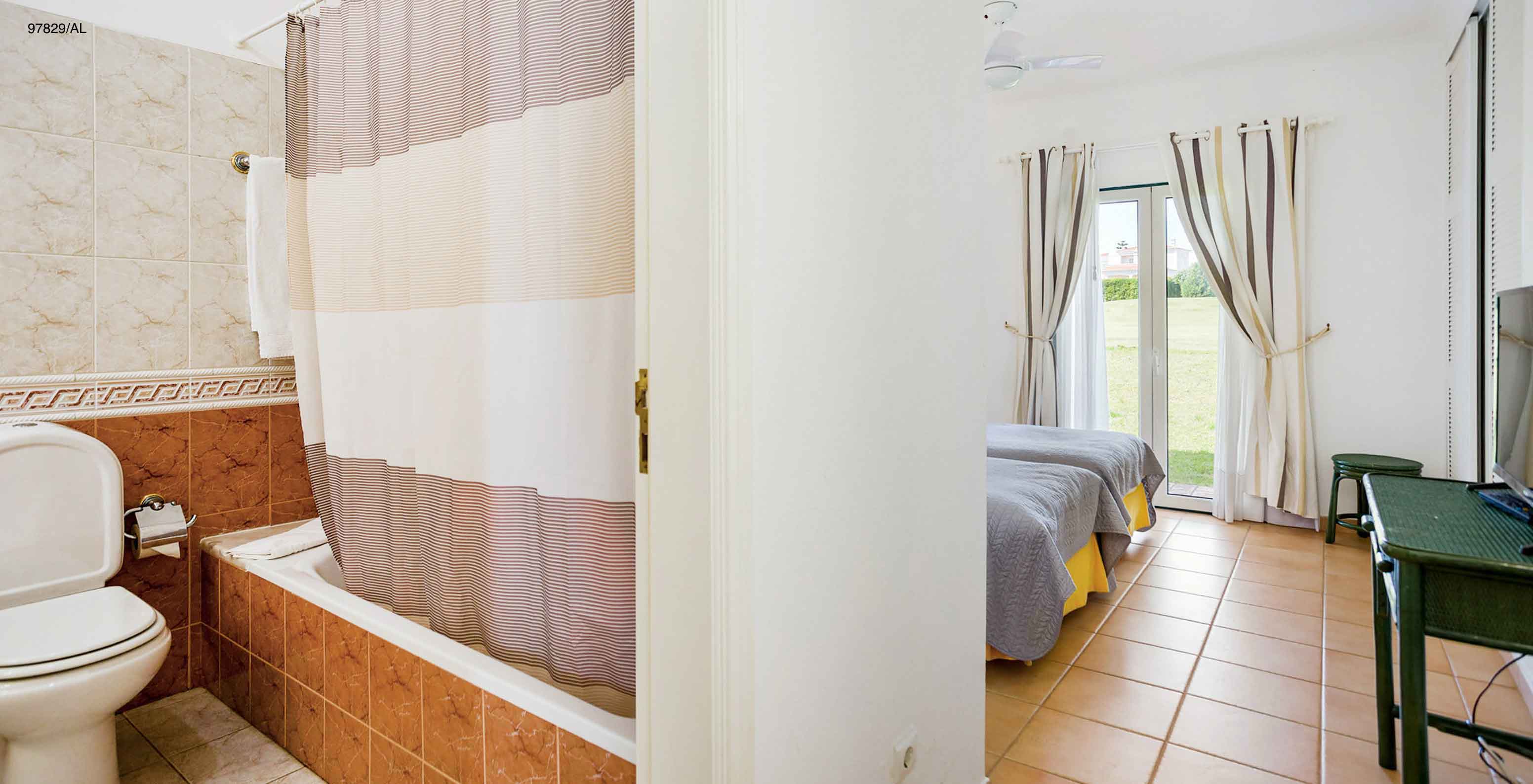 L'appartement Pestana Carvoeiro Golf T2 Standard dispose d'une salle de bain avec une baignoire et des toilettes