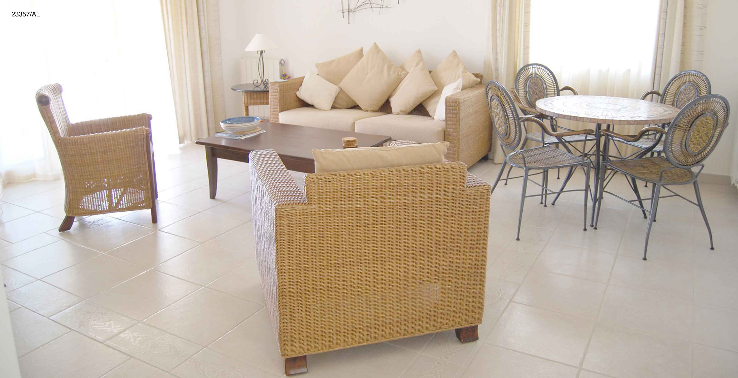 L'appartement Pestana Carvoeiro Golf T2 Standard dispose d'un salon avec un canapé, des fauteuils et une table à manger