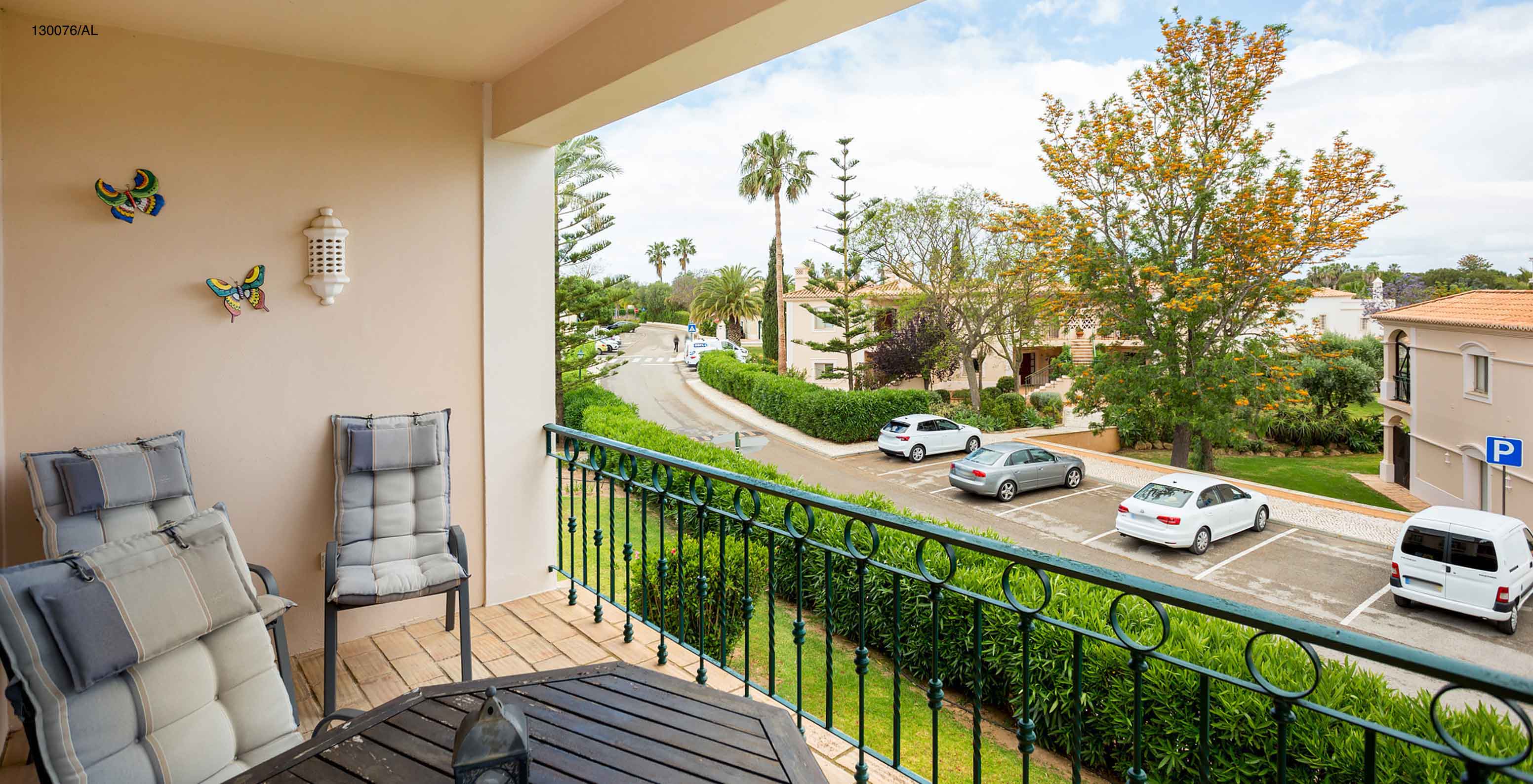 L'appartement Pestana Carvoeiro Golf T2 Standard dispose d'un balcon avec une table et des chaises avec vue sur la rue