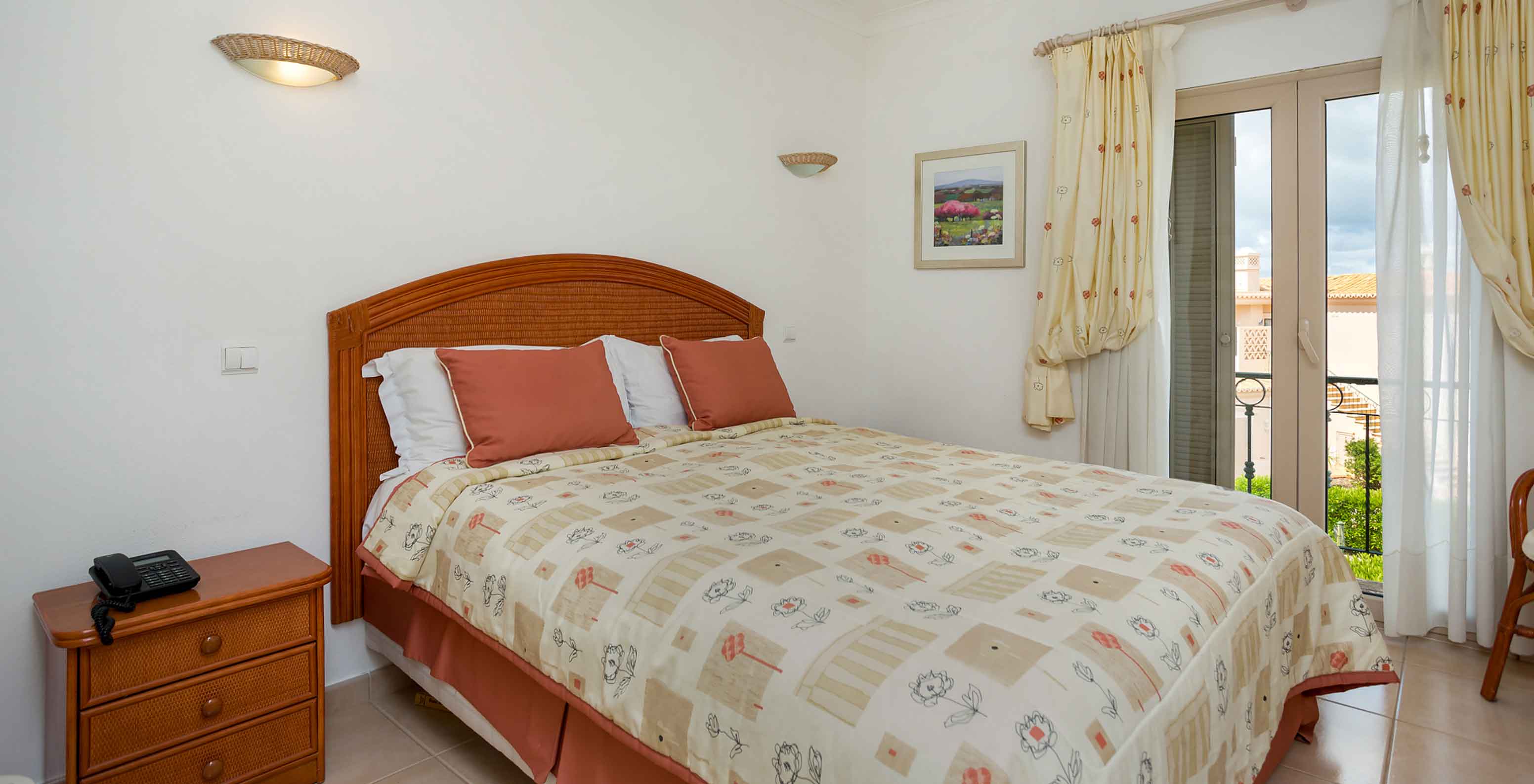 L'appartement Pestana Carvoeiro Golf T2 Standard dispose d'une chambre avec un lit double et deux tables de chevet