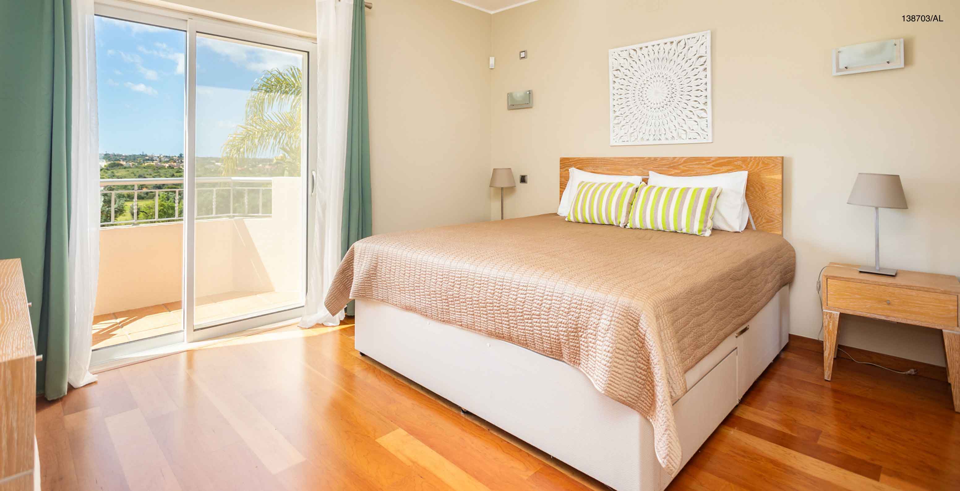 L'appartement Pestana Carvoeiro Golf T2 Superior dispose d'une chambre avec un lit double, une table de chevet et un balcon