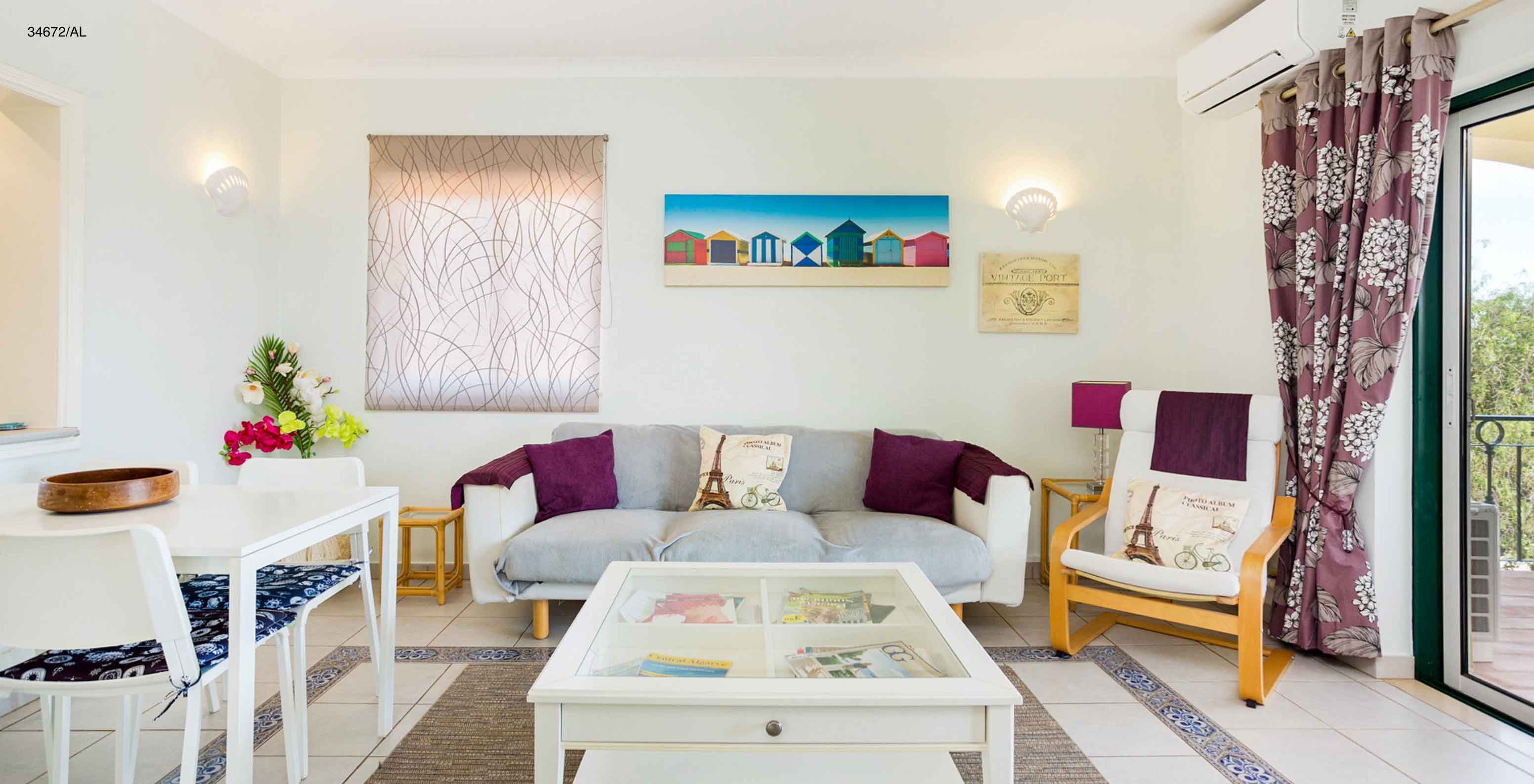 L'appartement Pestana Carvoeiro Golf T2 Superior dispose d'un salon avec un canapé, une table à manger et des chaises